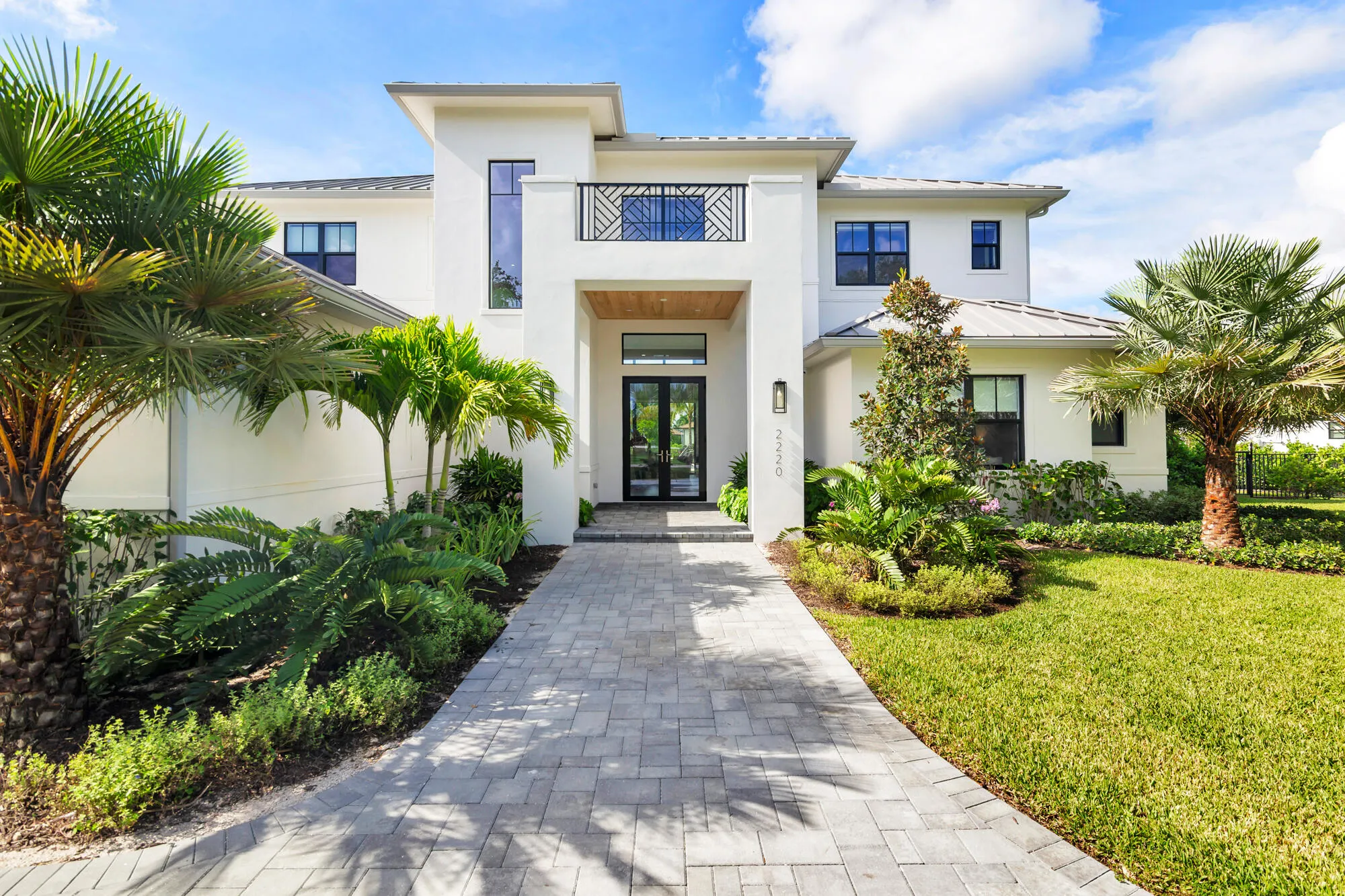 2220 GREENBRIAR Boulevard