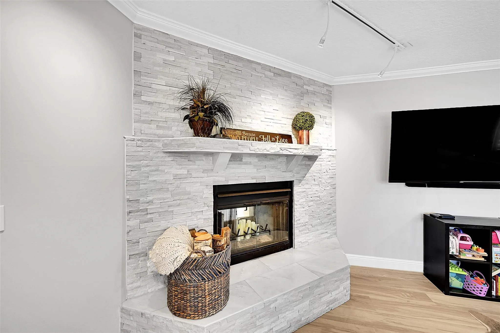 8606 ARROWHEAD Drive
