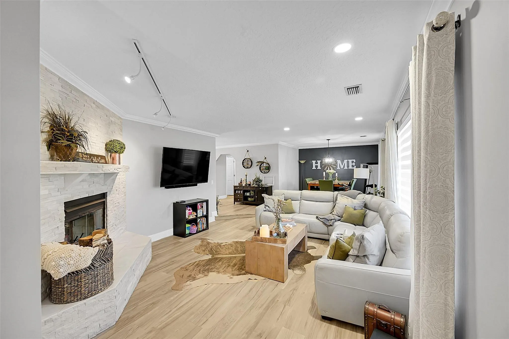 8606 ARROWHEAD Drive