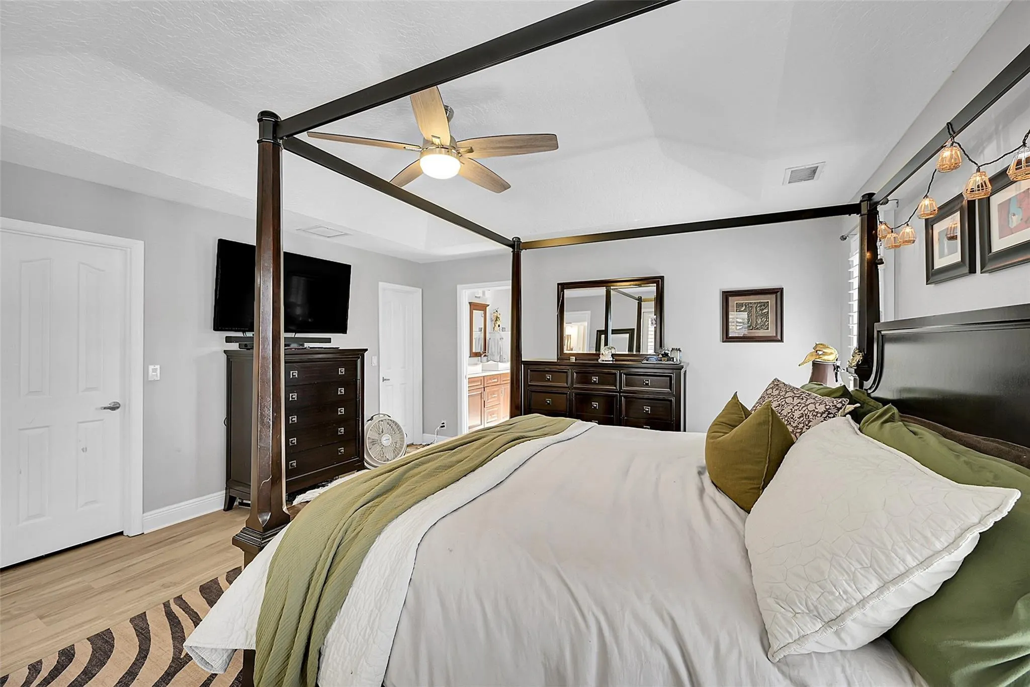 8606 ARROWHEAD Drive