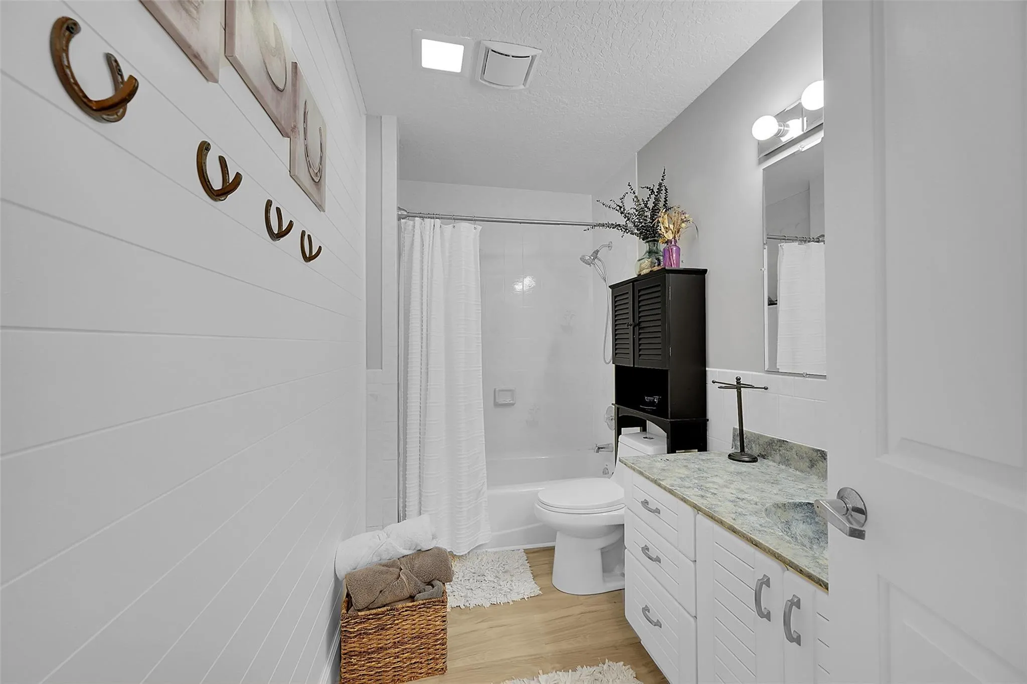 8606 ARROWHEAD Drive