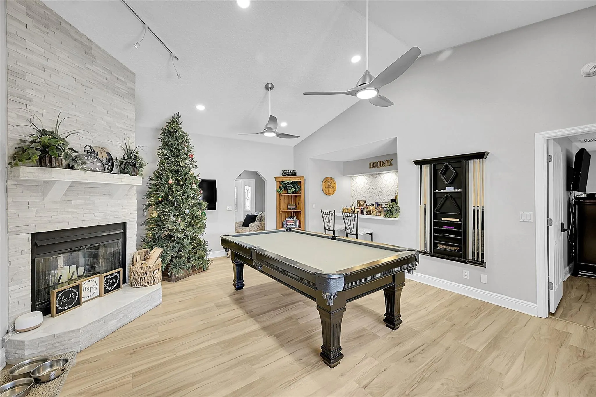 8606 ARROWHEAD Drive