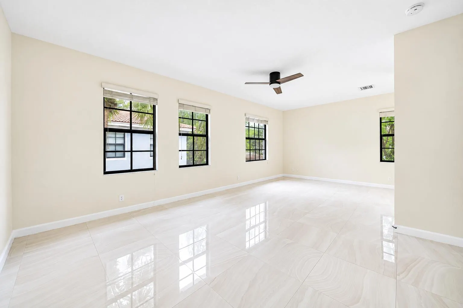 247 W Chrystie Circle