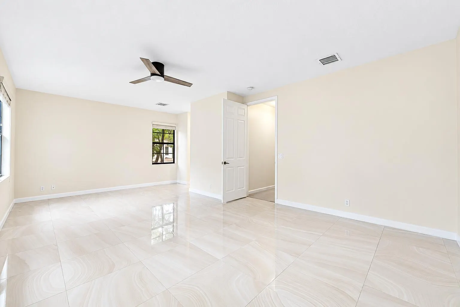 247 W Chrystie Circle