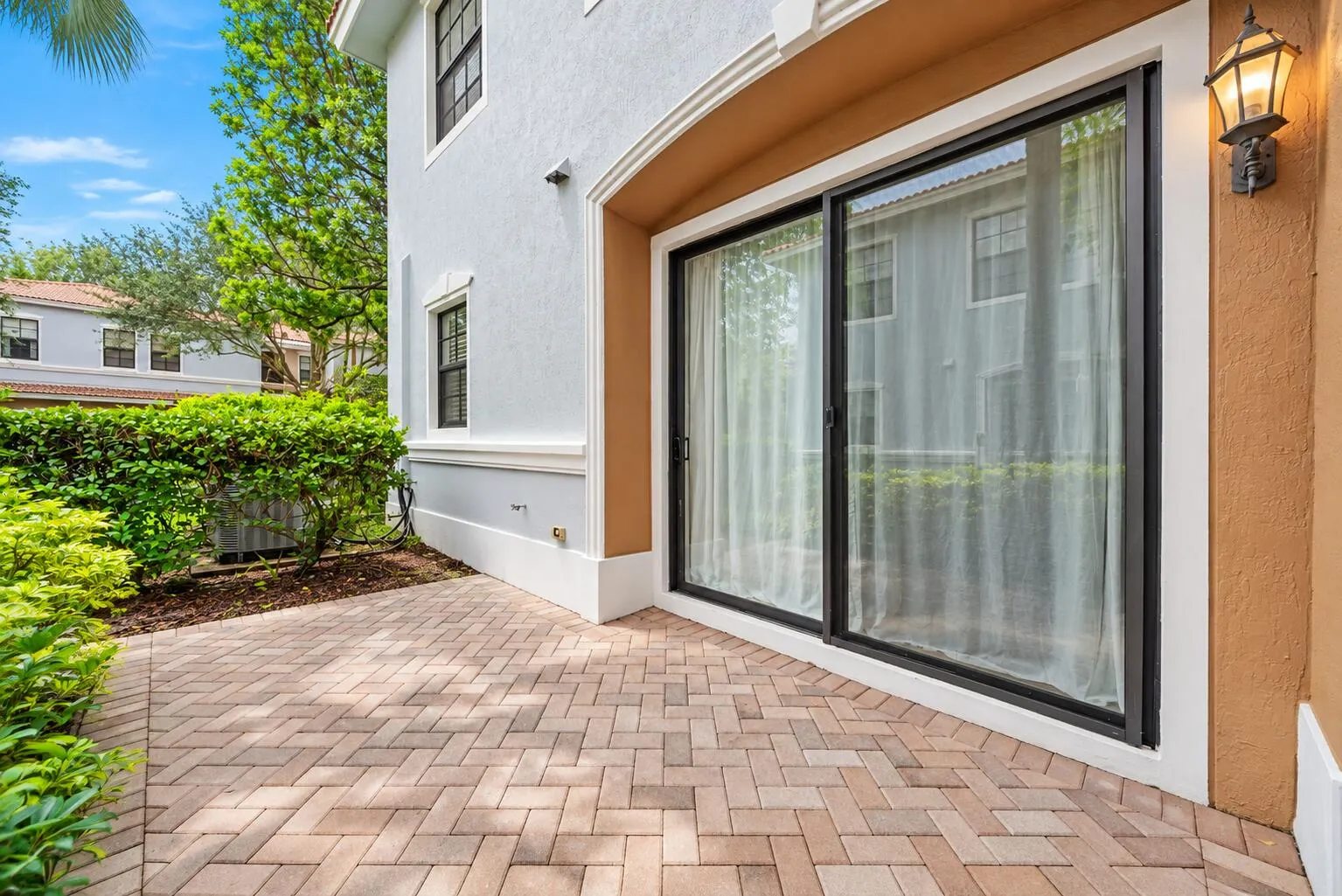 247 W Chrystie Circle