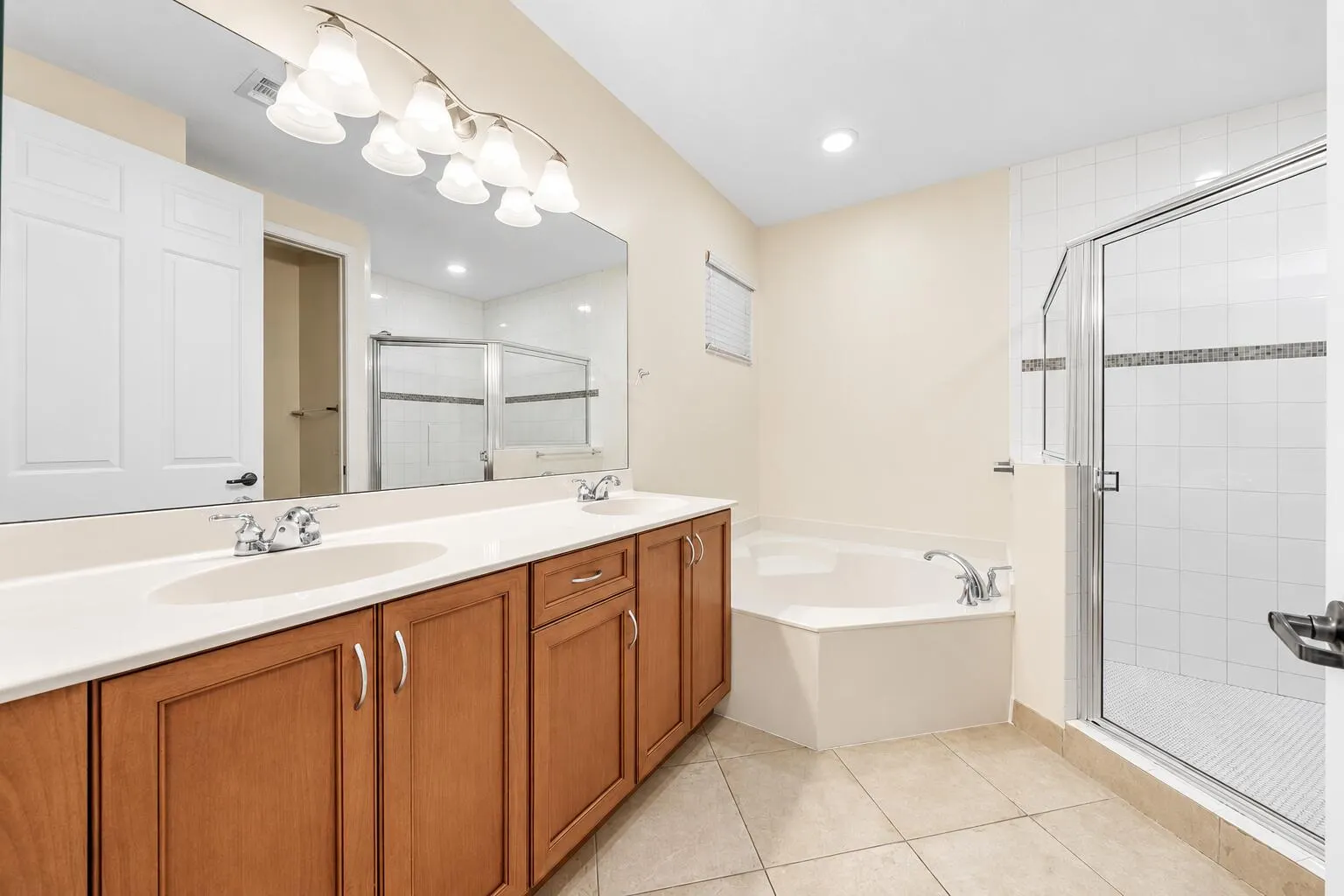 247 W Chrystie Circle
