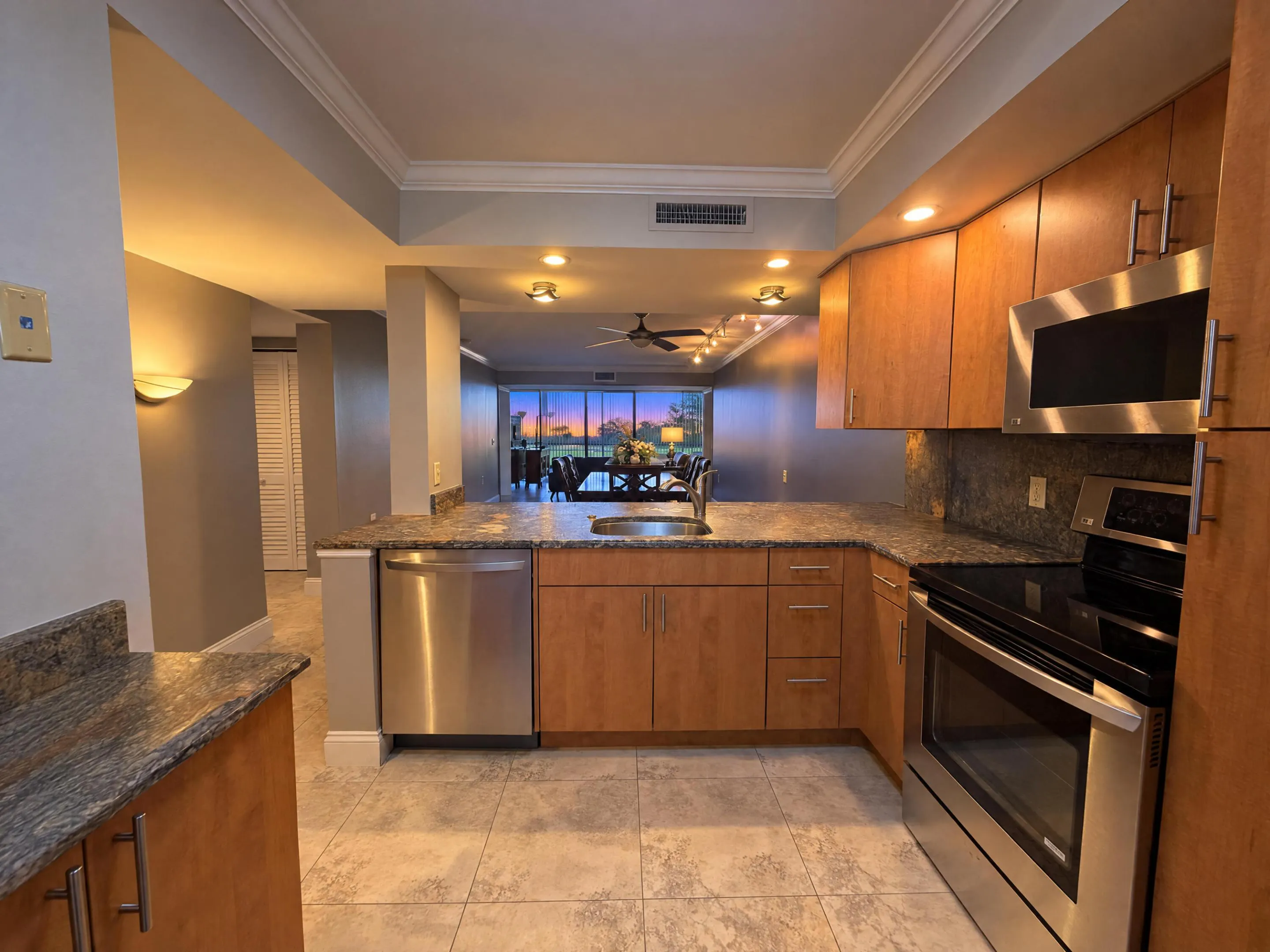 6133 BALBOA #405