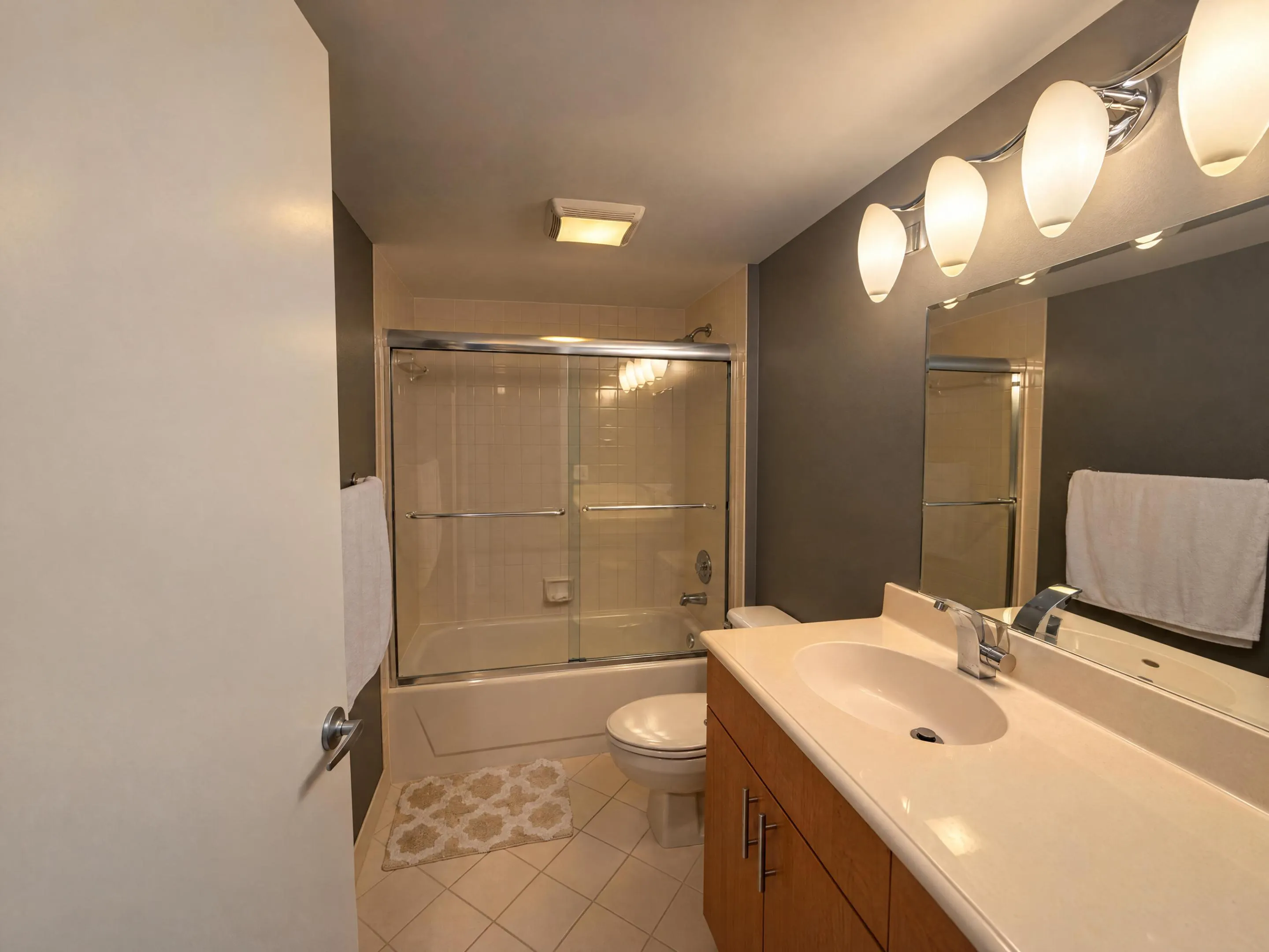 6133 BALBOA #405