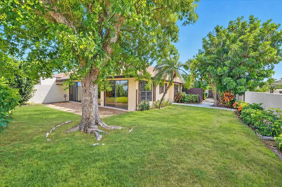 572 SW 28TH Avenue