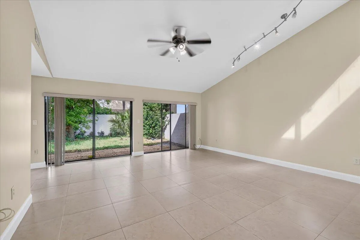 572 SW 28TH Avenue