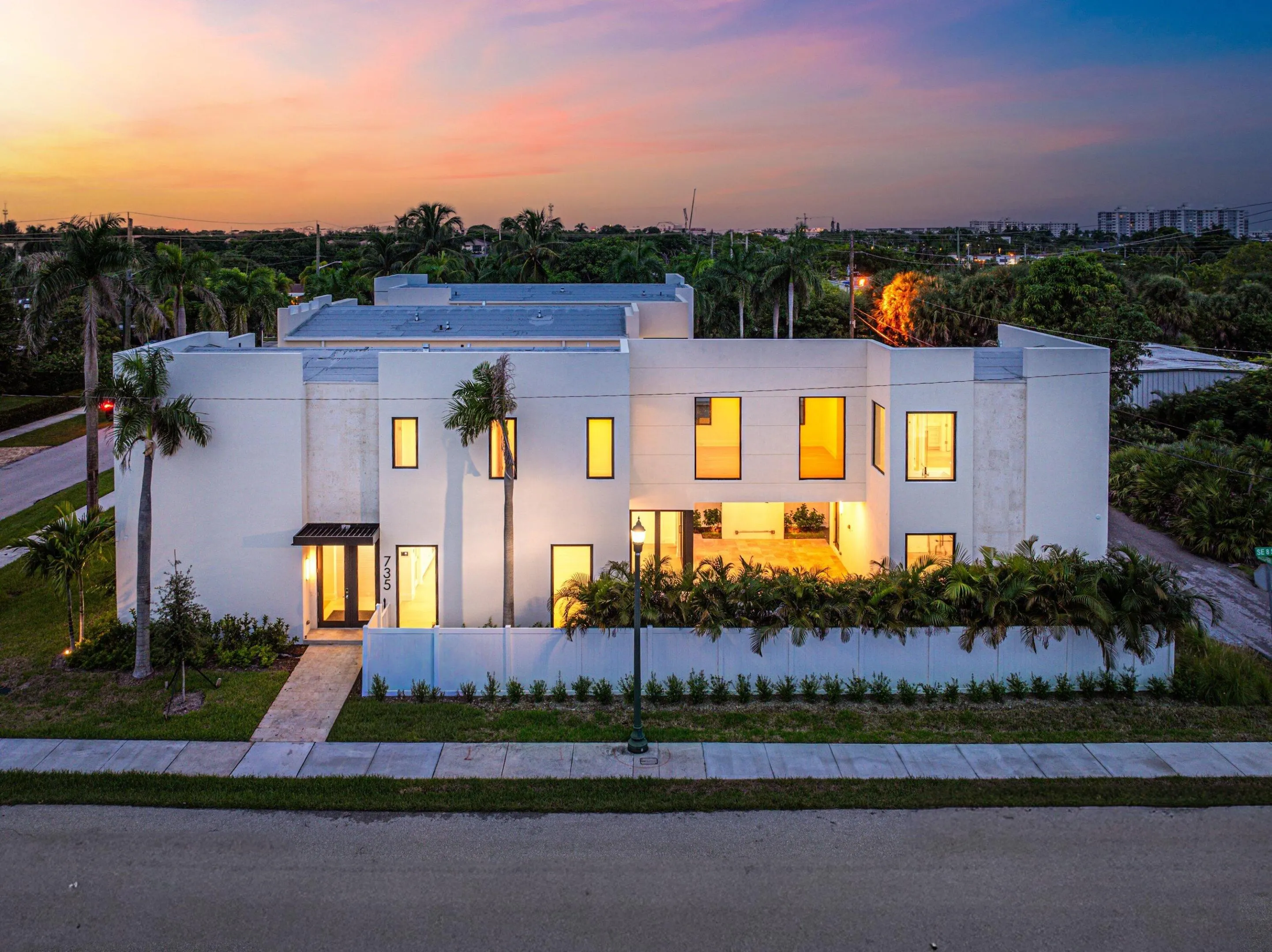 735 SE 4th Avenue