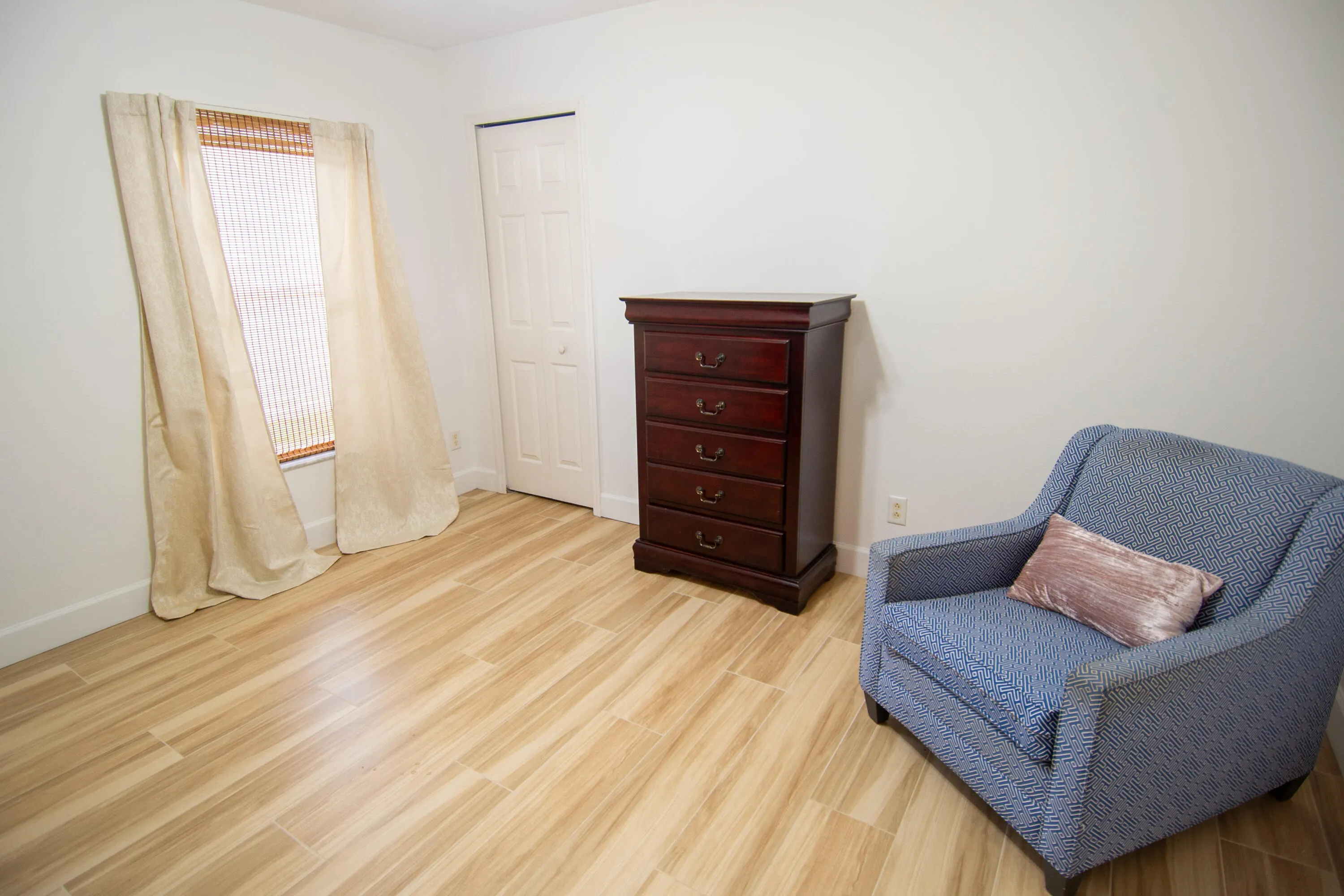 876 GREENLEAF Circle