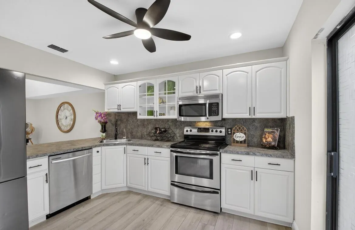 2703 MAPLEWOOD Drive