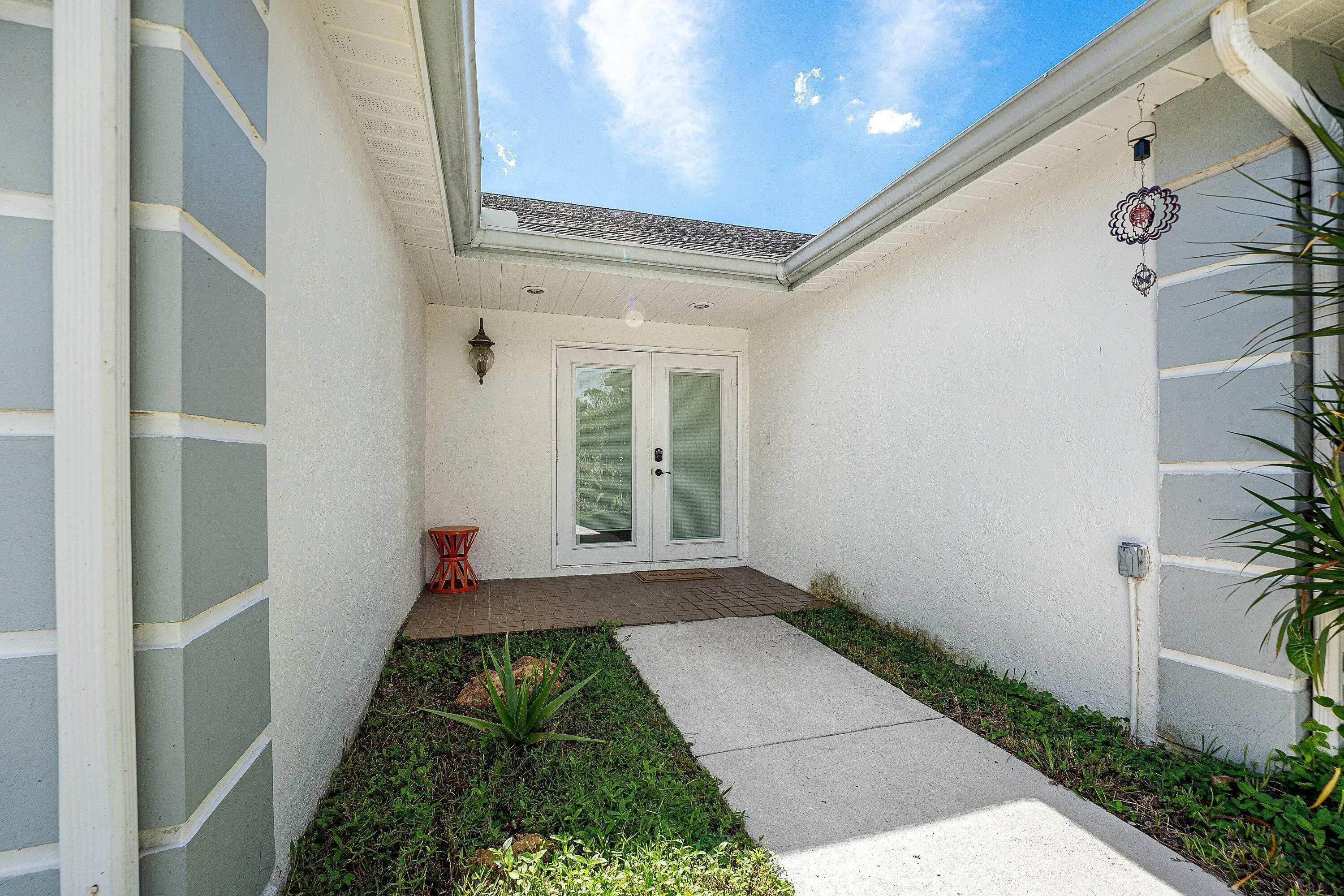 1604 BAYRIDGE Place