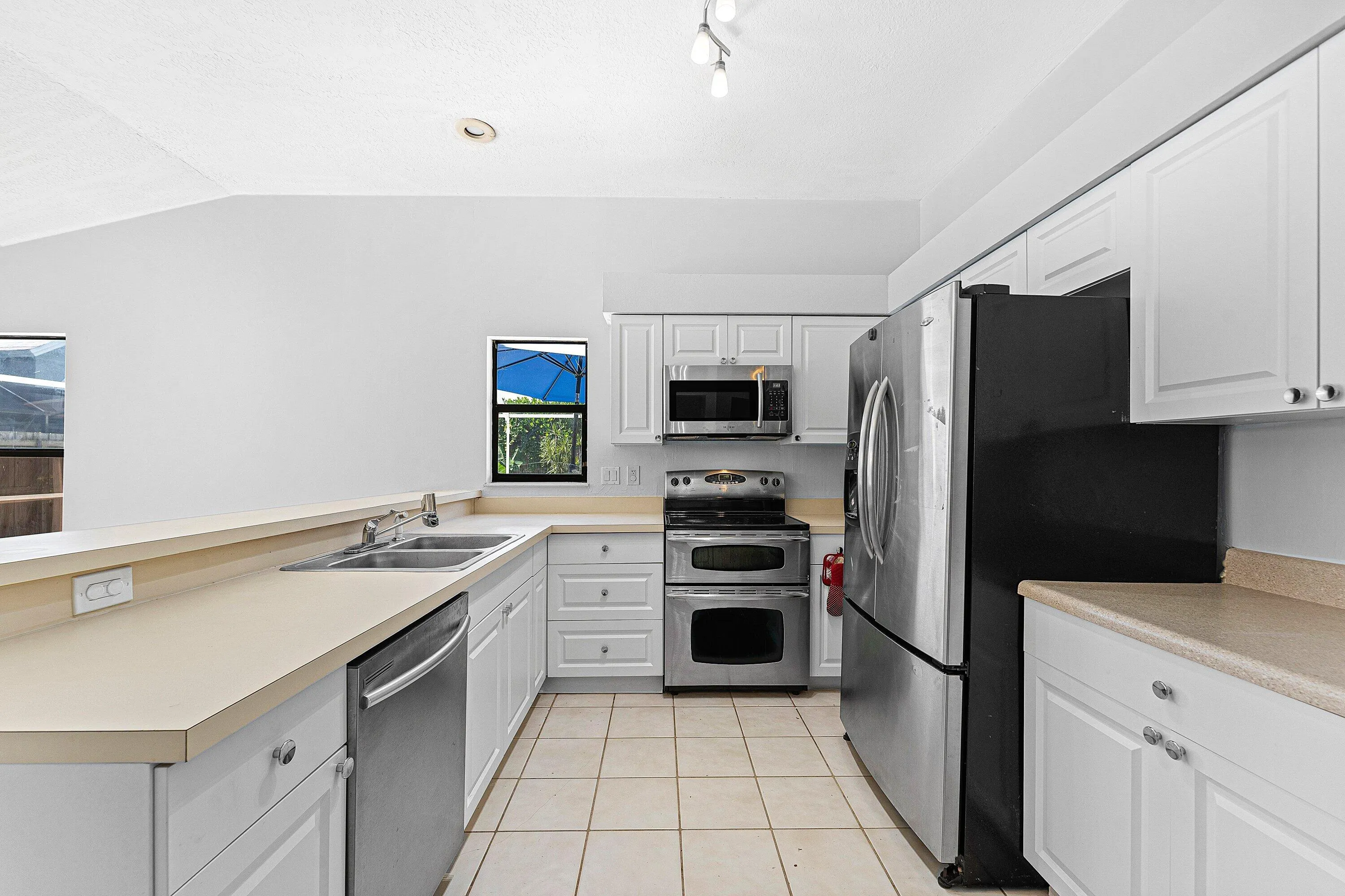 1604 BAYRIDGE Place