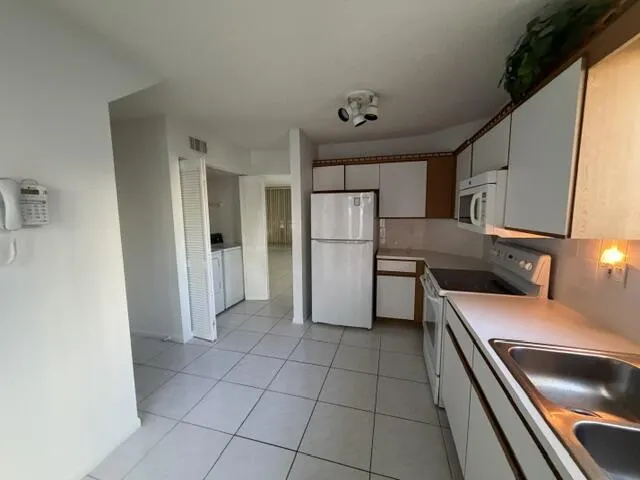 9770 NICKELS Boulevard #404