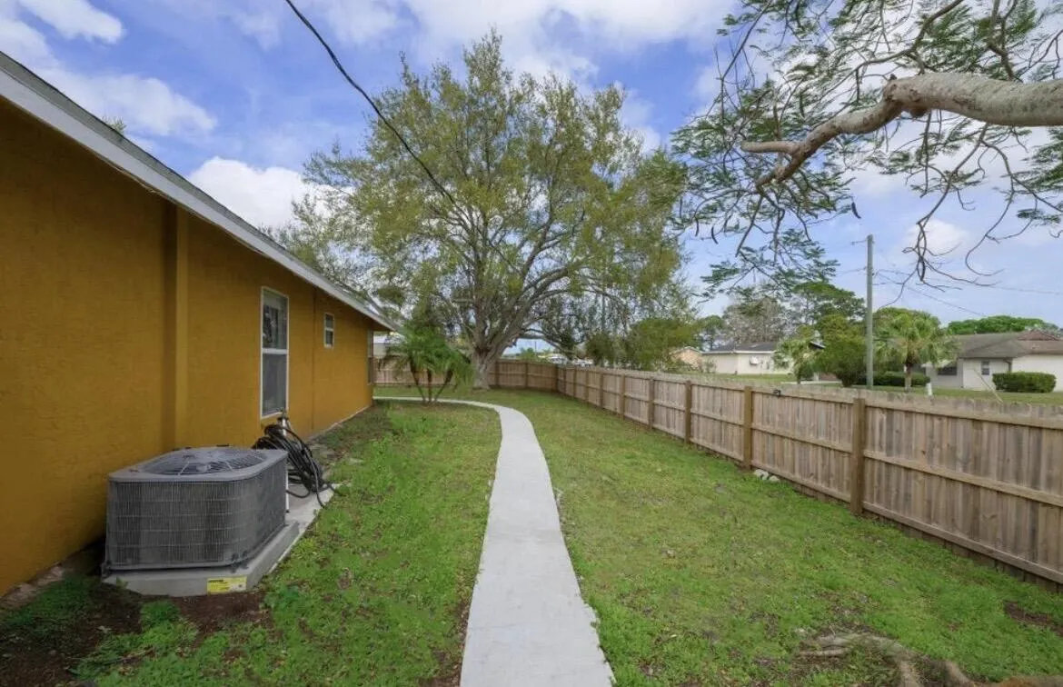 353 NW FERRIS Drive