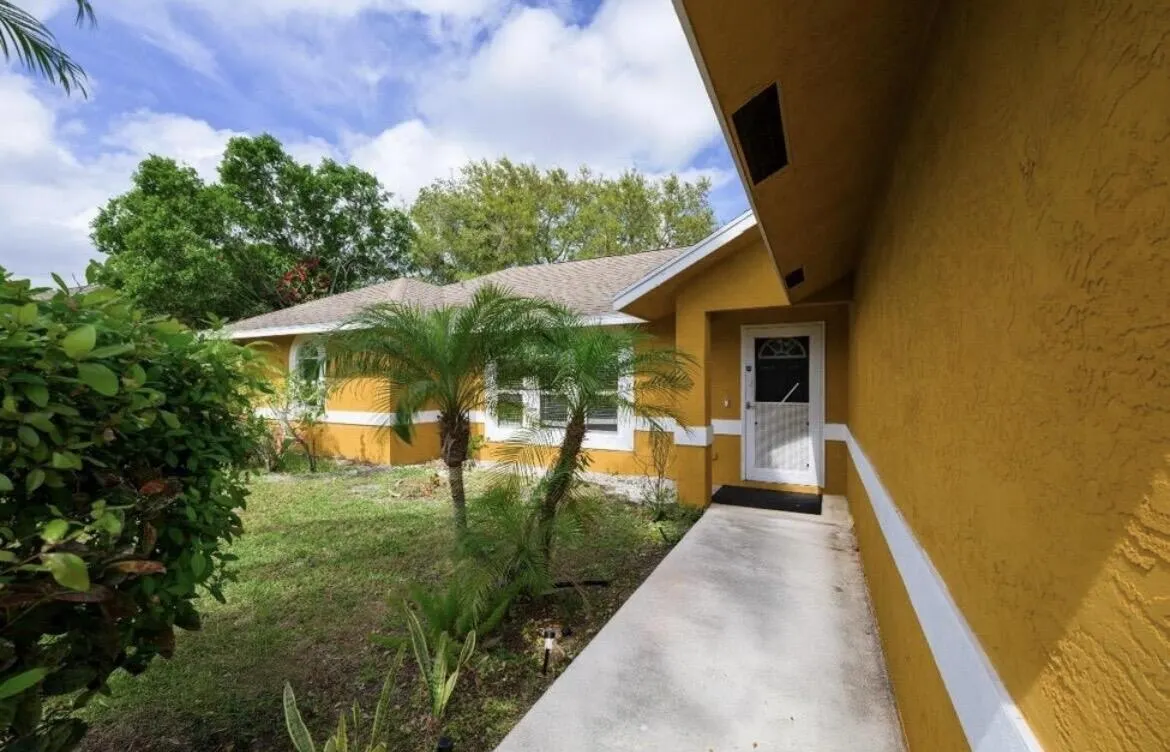 353 NW FERRIS Drive