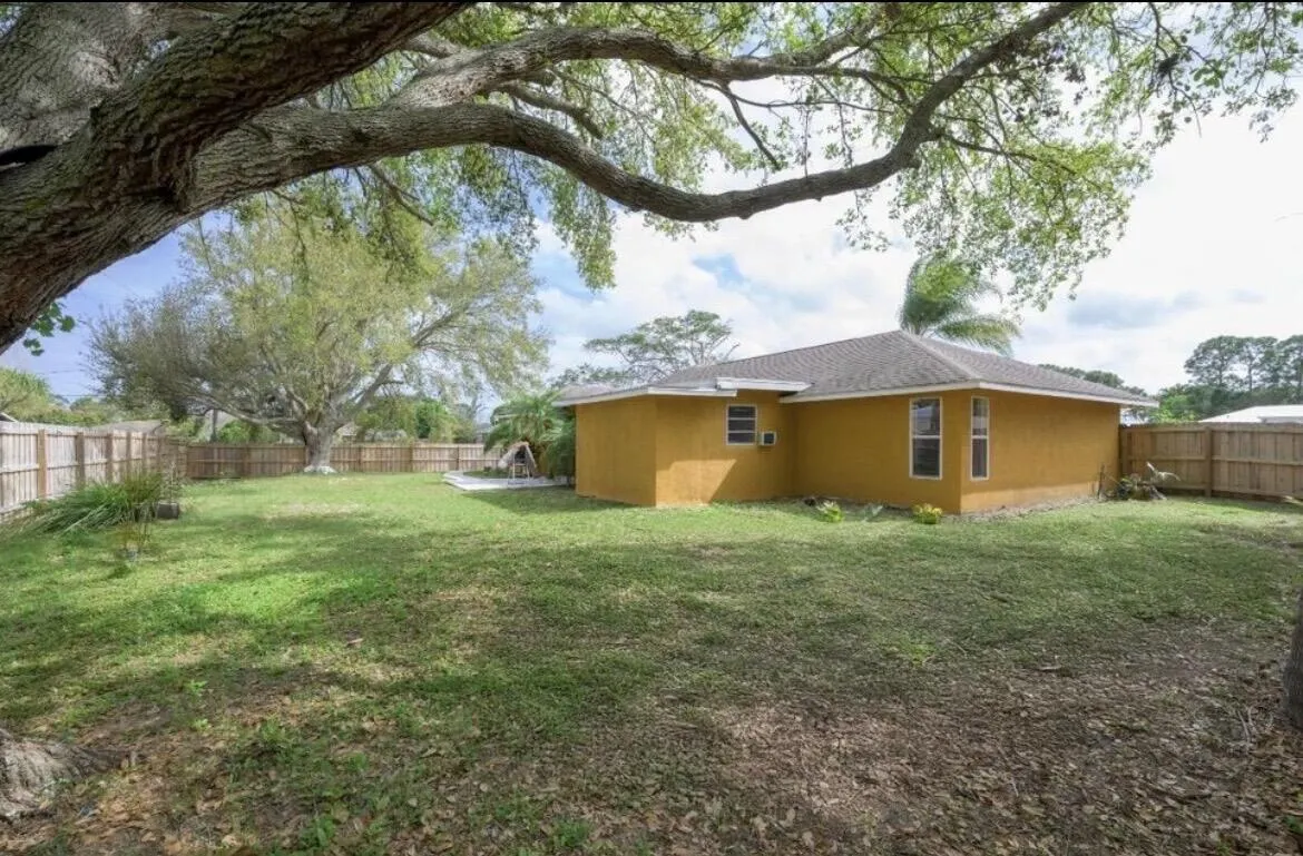 353 NW FERRIS Drive