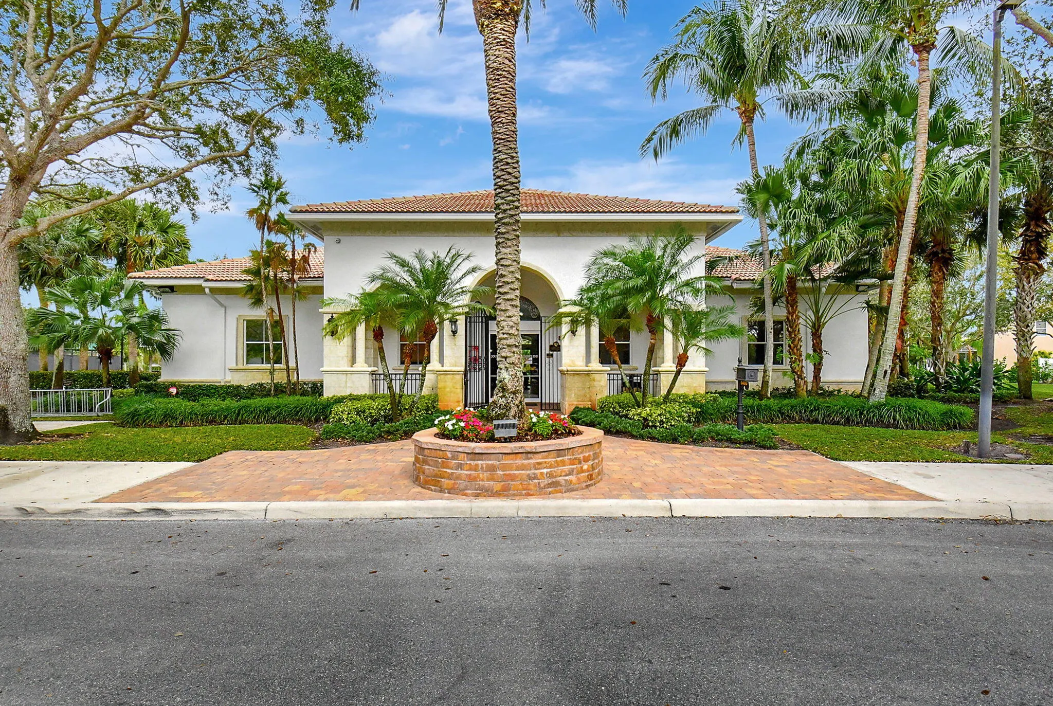 6634 Houlton Circle