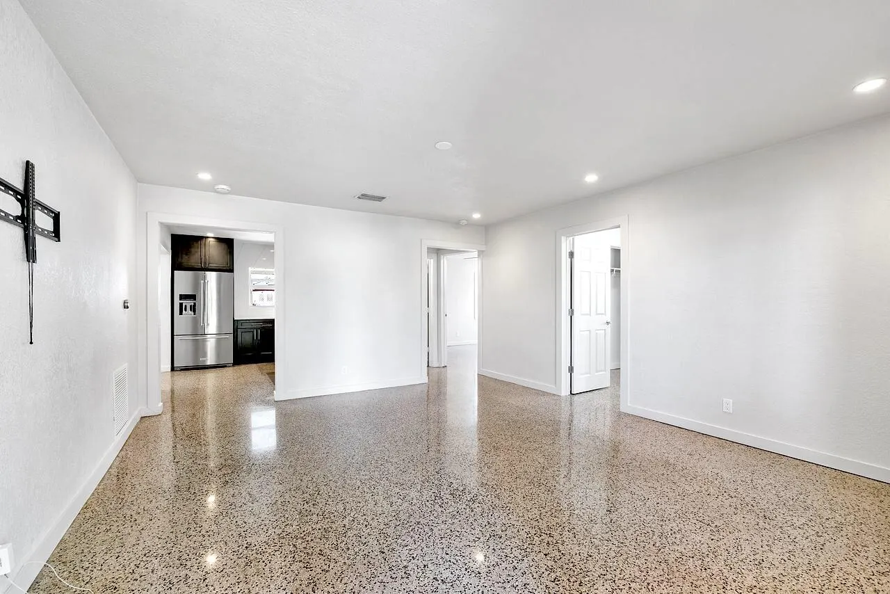 5400 NE 4TH Terrace