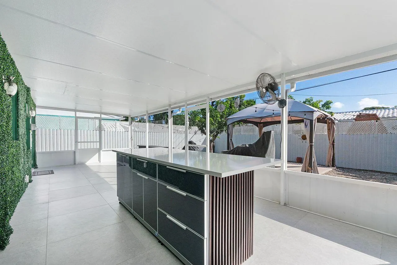 5400 NE 4TH Terrace