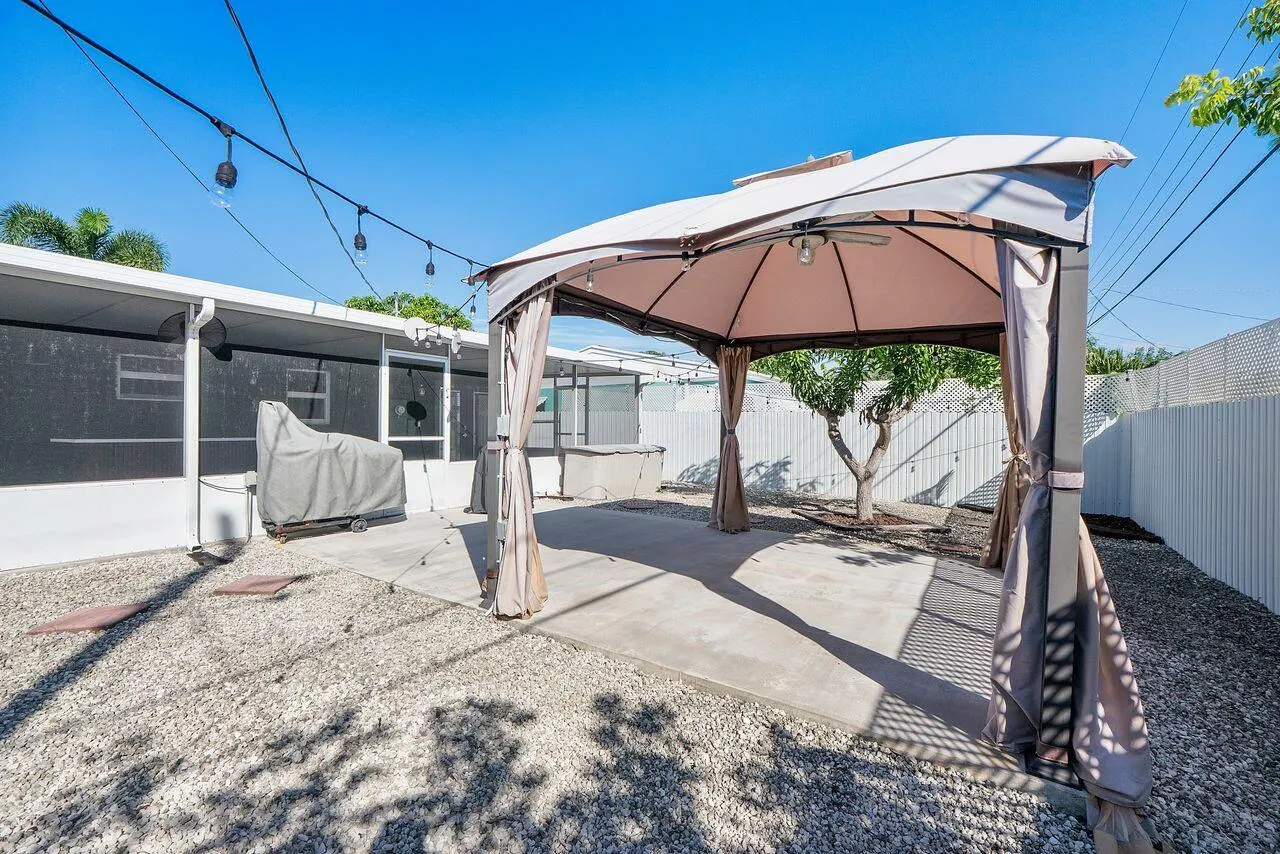 5400 NE 4TH Terrace