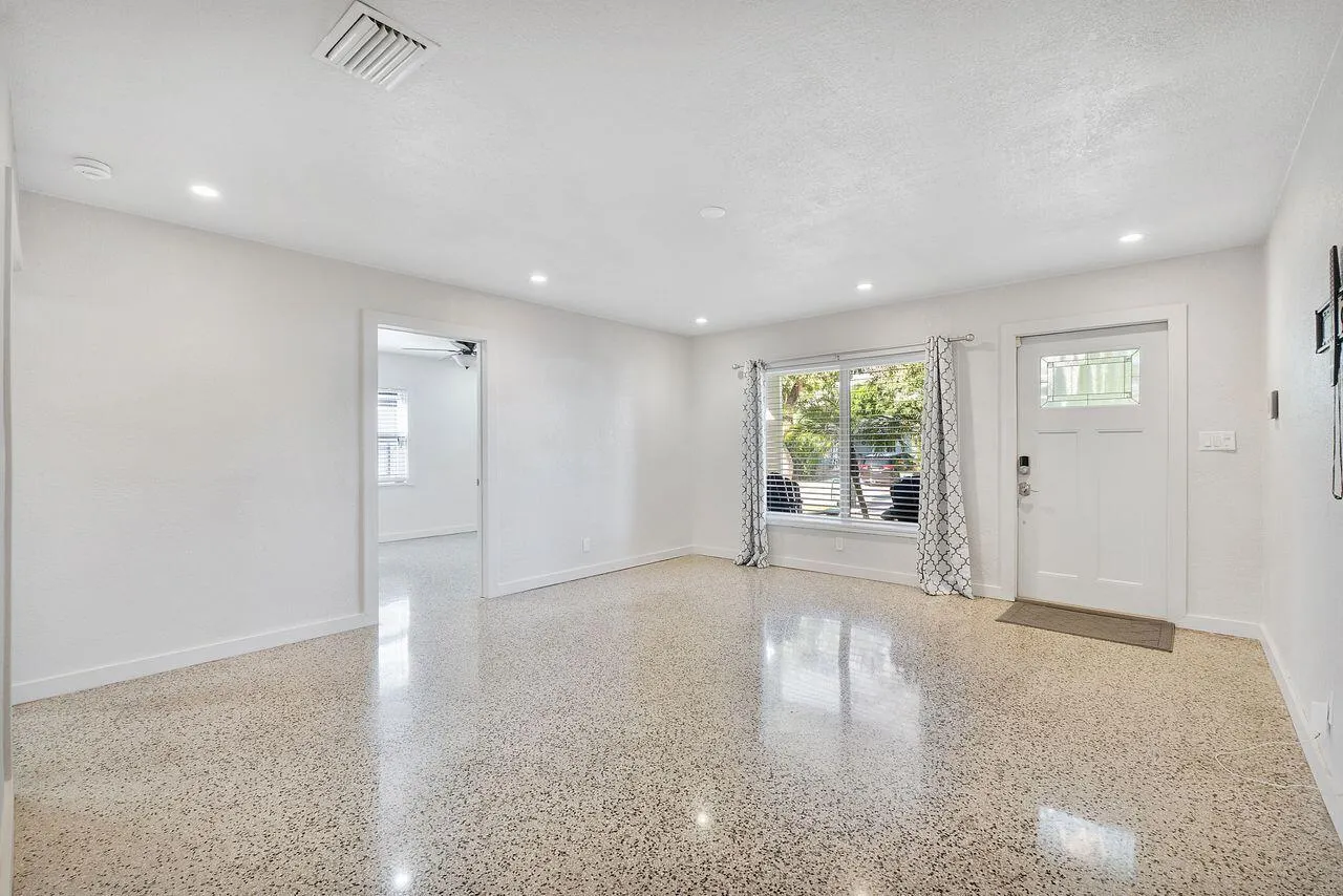 5400 NE 4TH Terrace