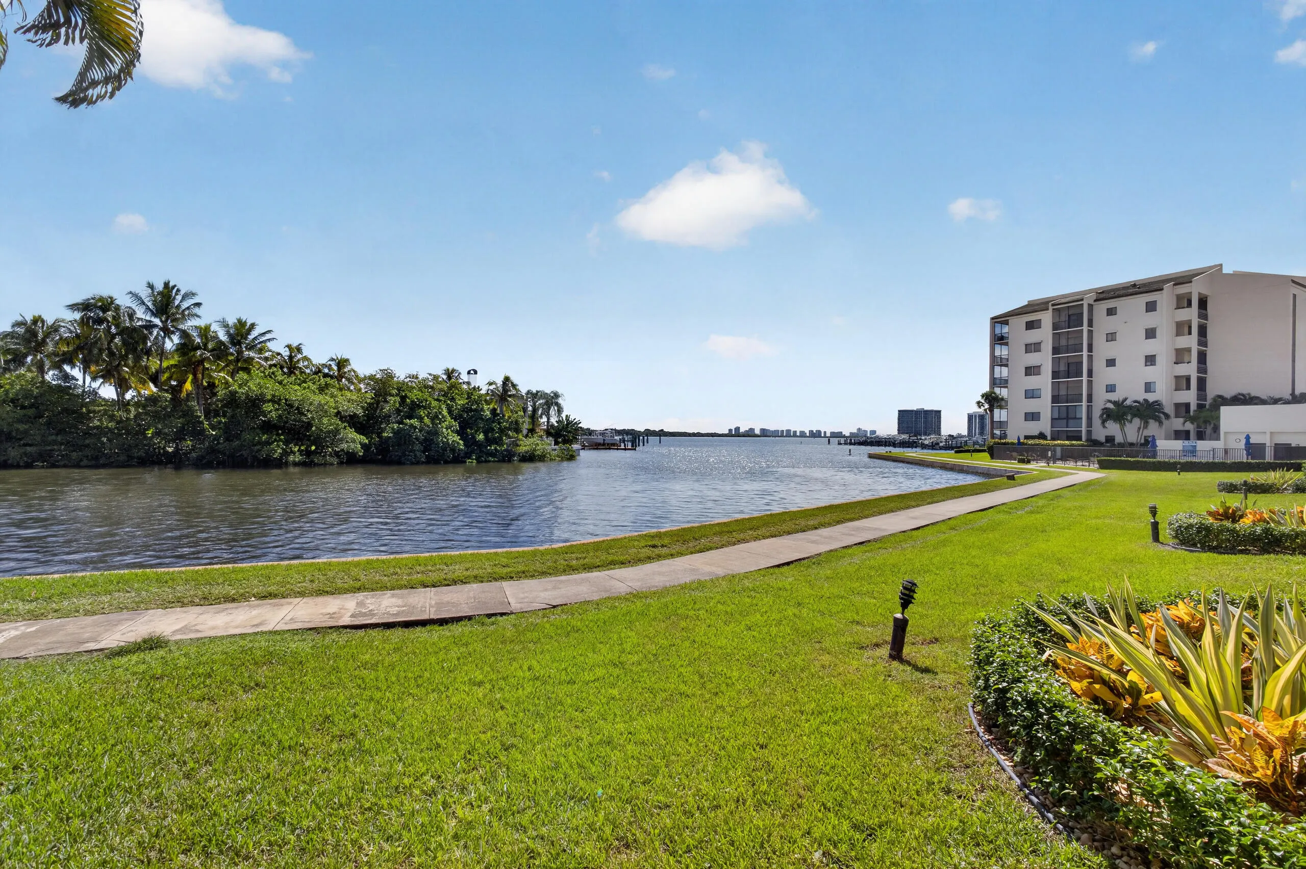 11370 Twelve Oaks Way #111
