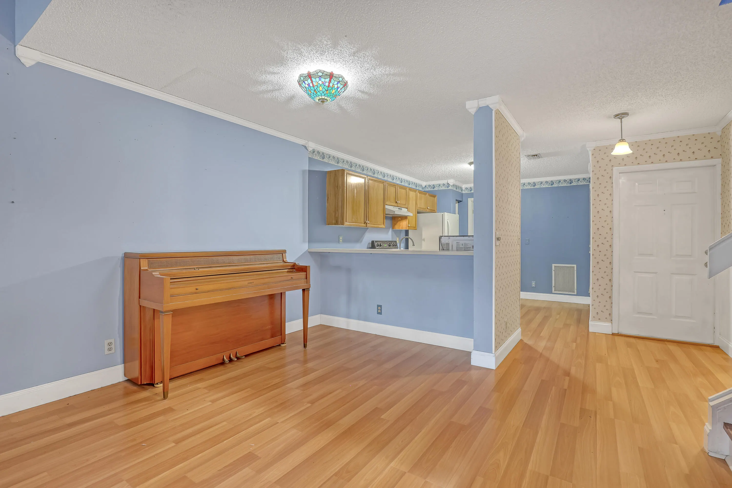 2103 MAPLEWOOD Drive