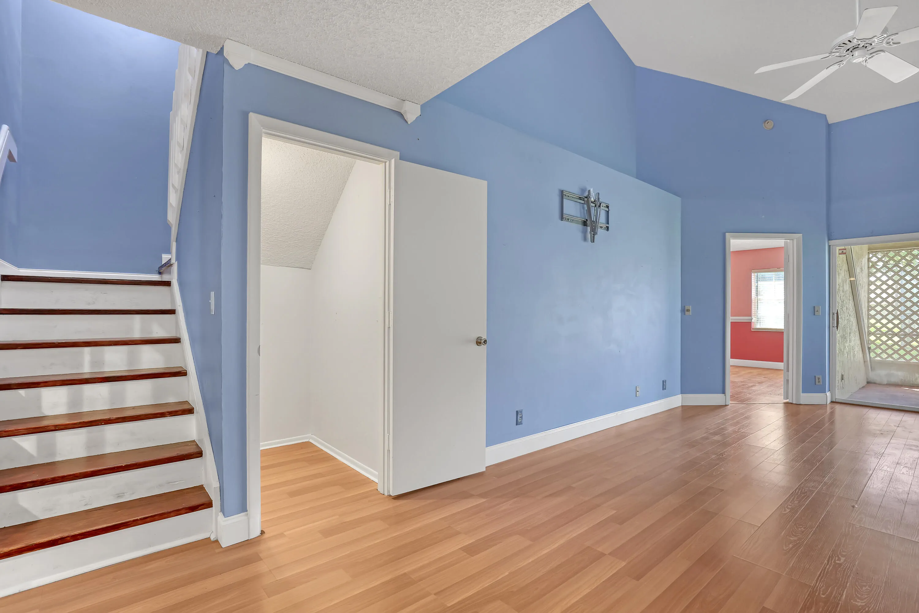 2103 MAPLEWOOD Drive