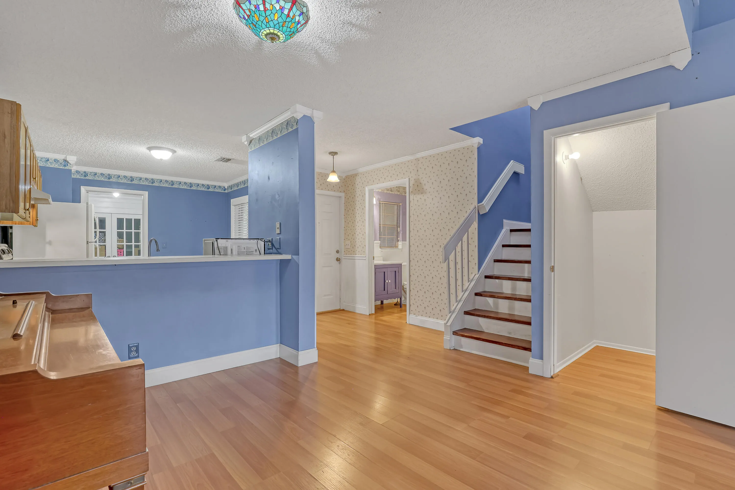 2103 MAPLEWOOD Drive