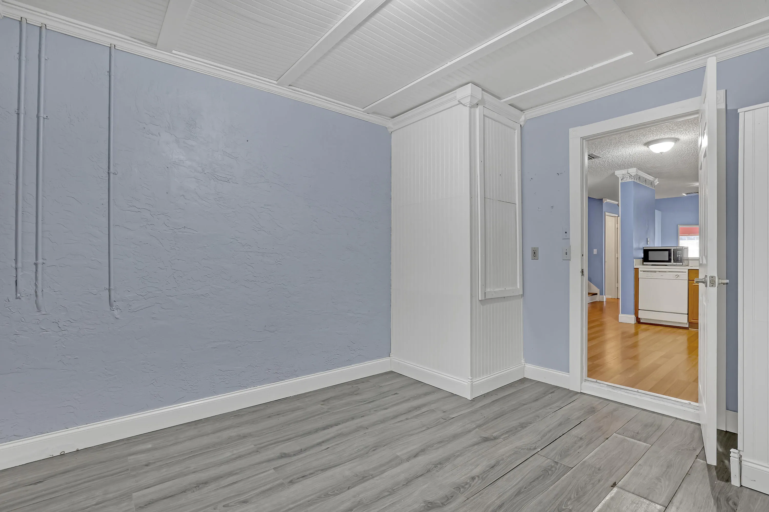 2103 MAPLEWOOD Drive
