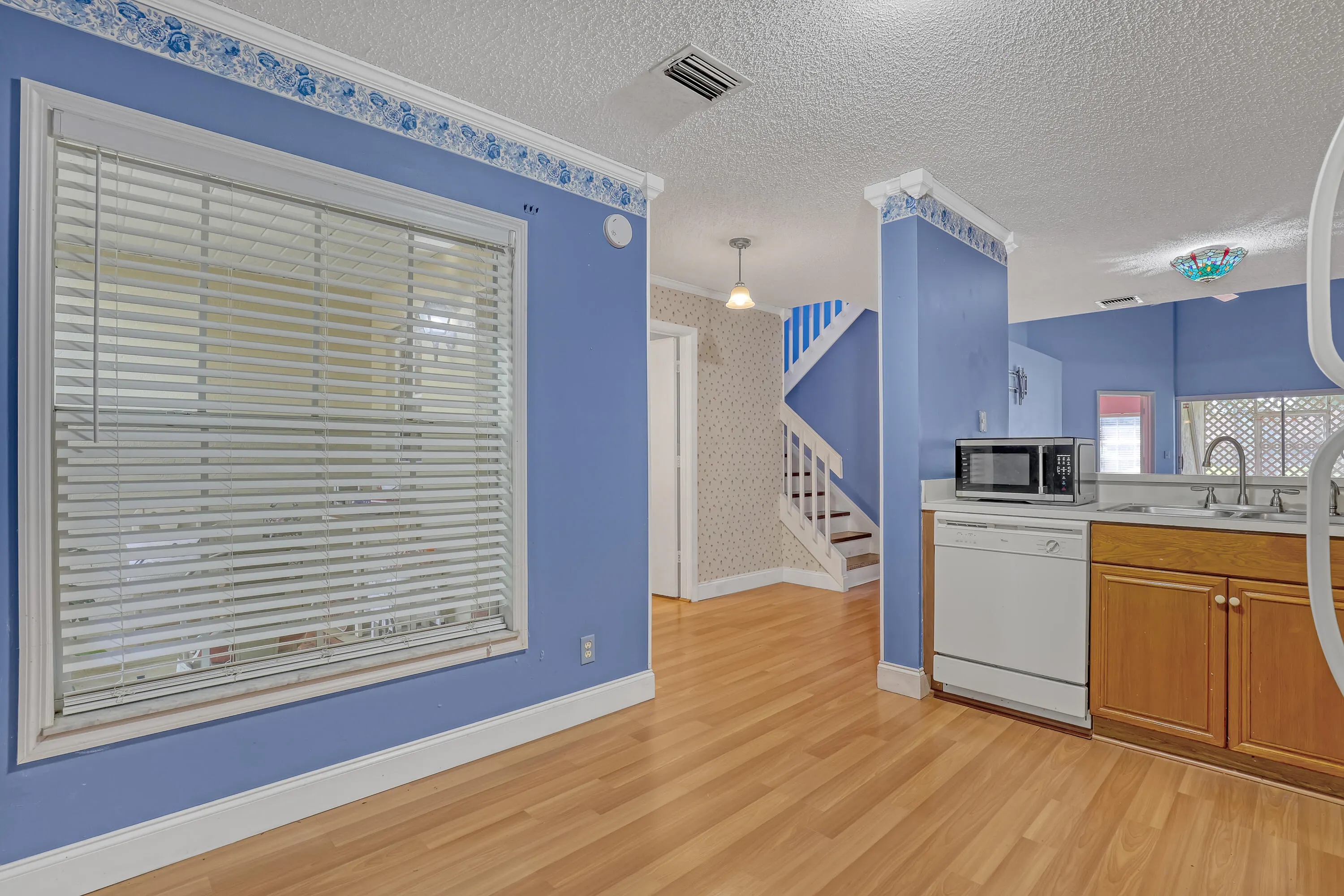 2103 MAPLEWOOD Drive