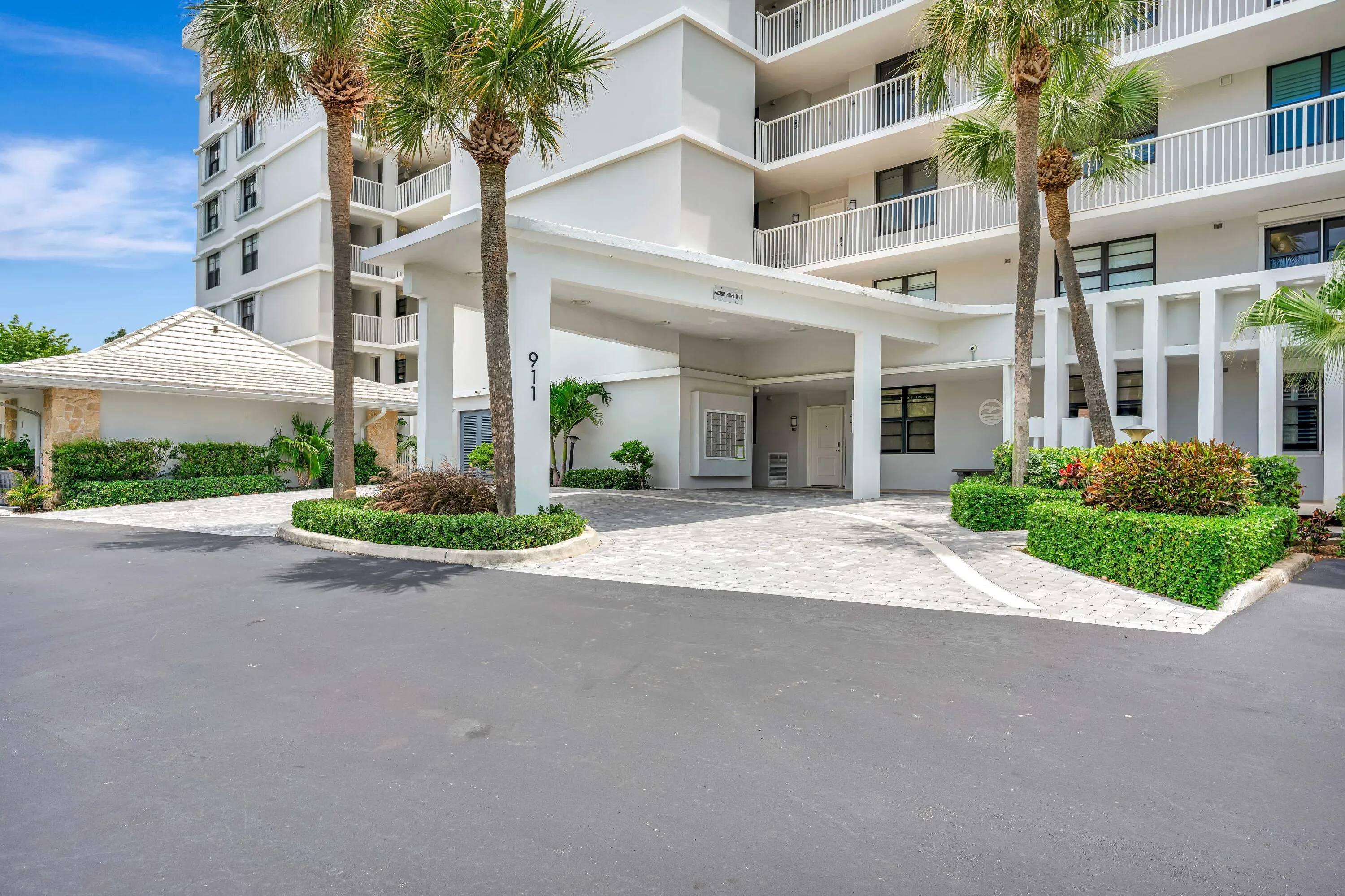 911 Ocean Drive #704