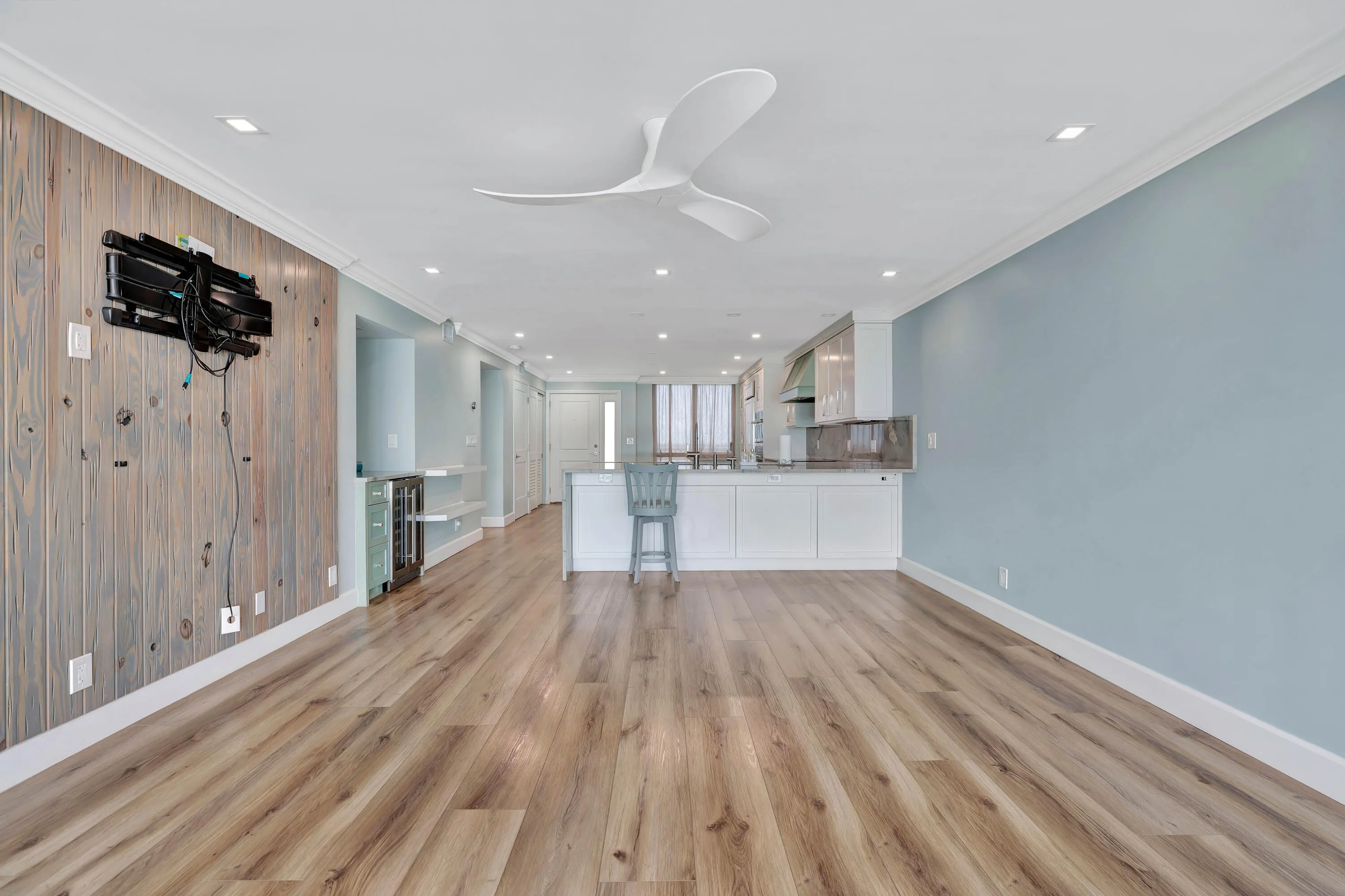 911 Ocean Drive #704