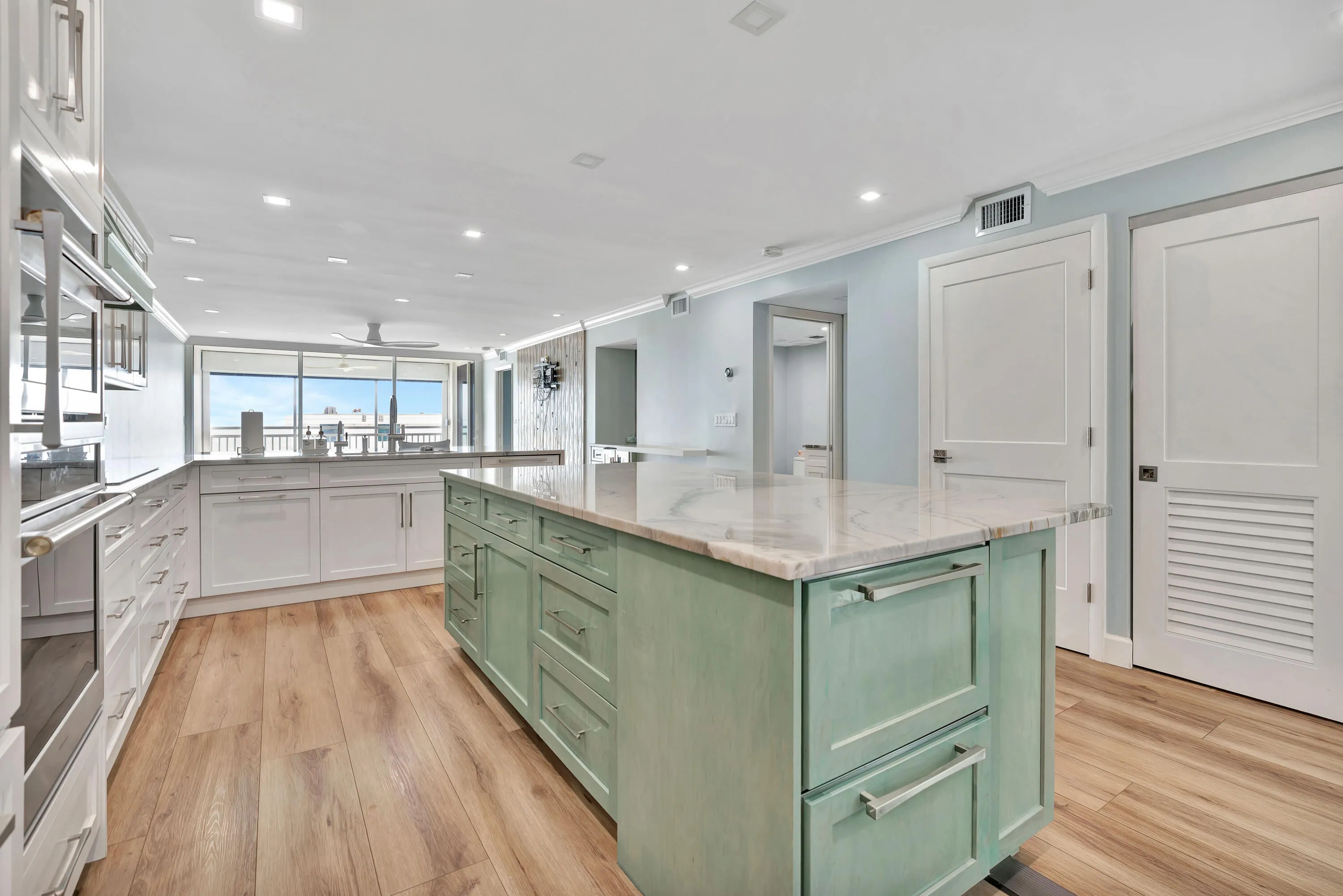 911 Ocean Drive #704