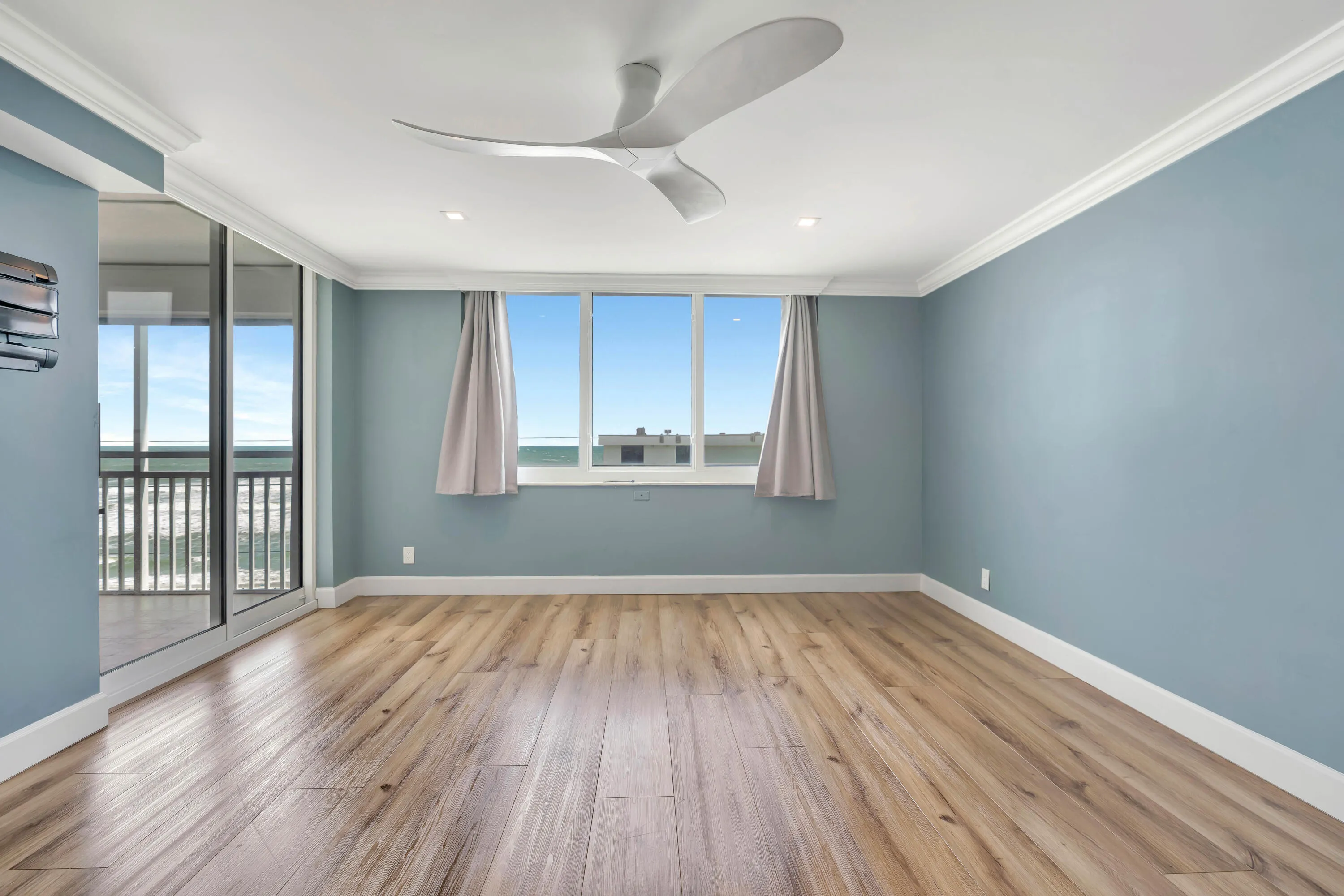 911 Ocean Drive #704