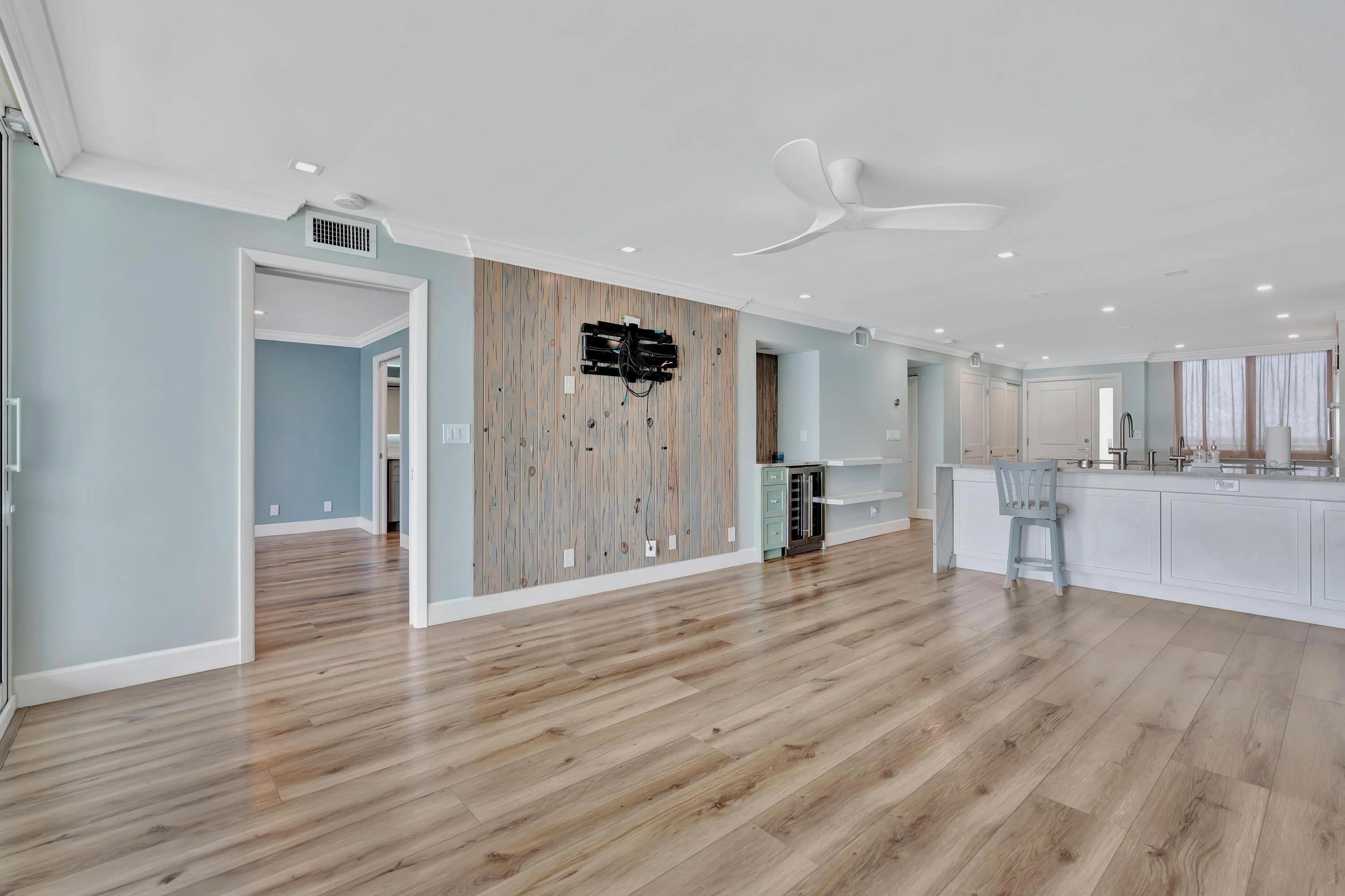 911 Ocean Drive #704