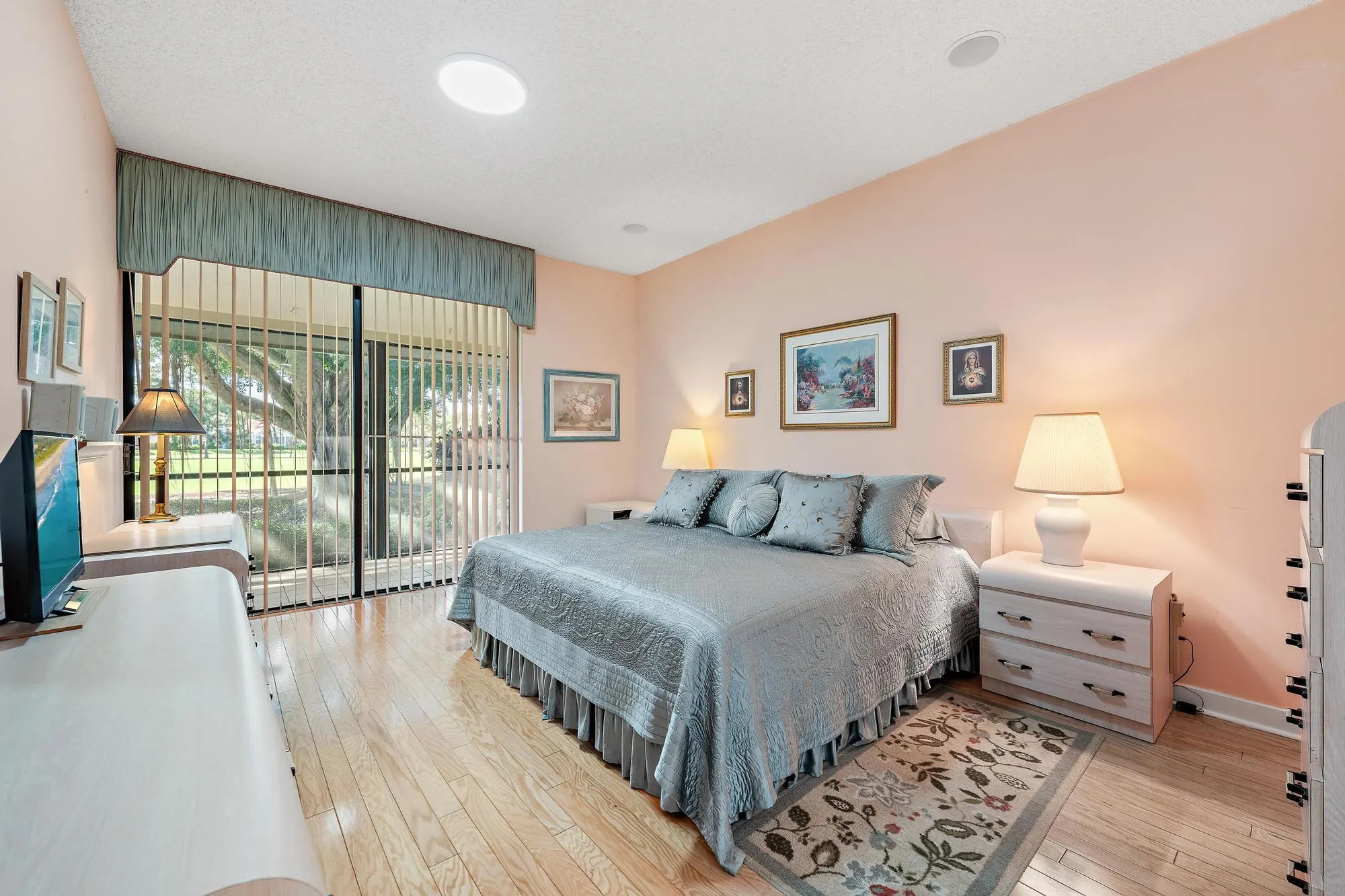 275 OLD MEADOW Way