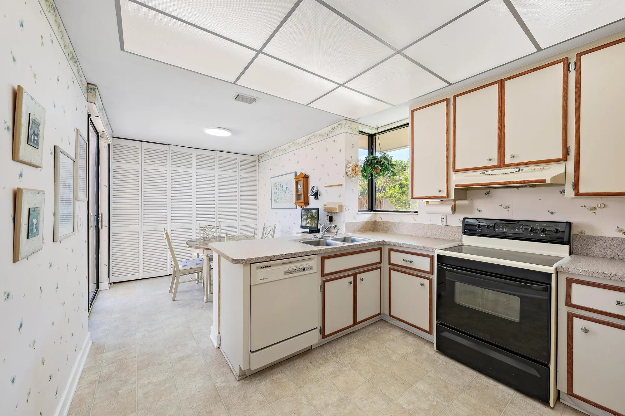 275 OLD MEADOW Way