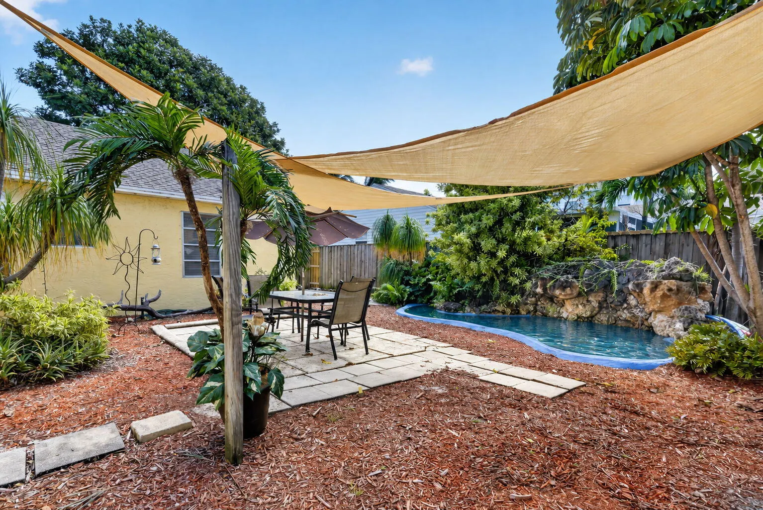 209 S Palmway