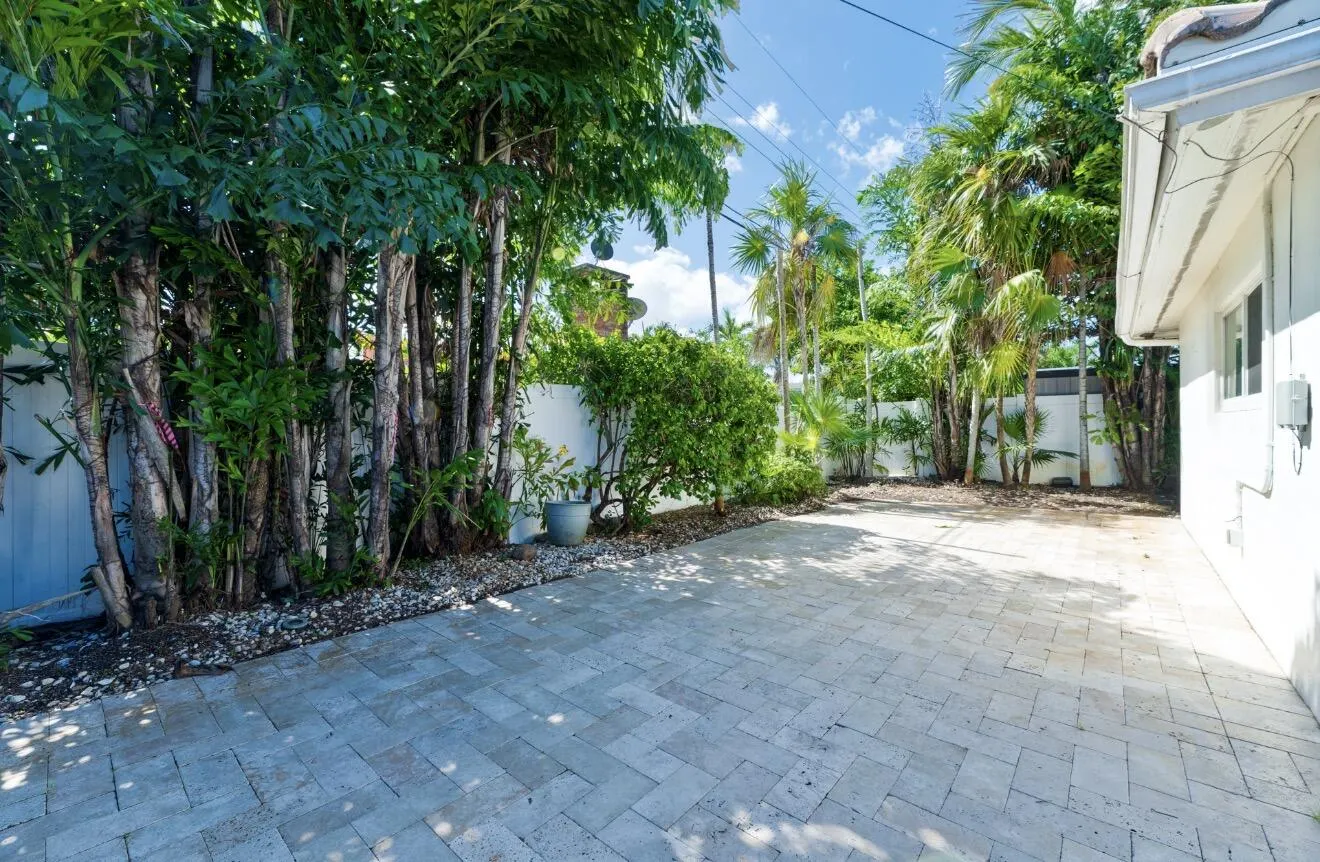 2160 NE 55TH Court
