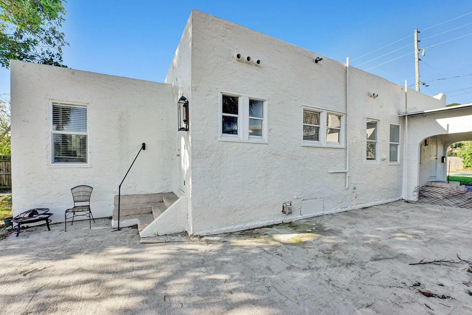 3910 GREENWOOD Avenue