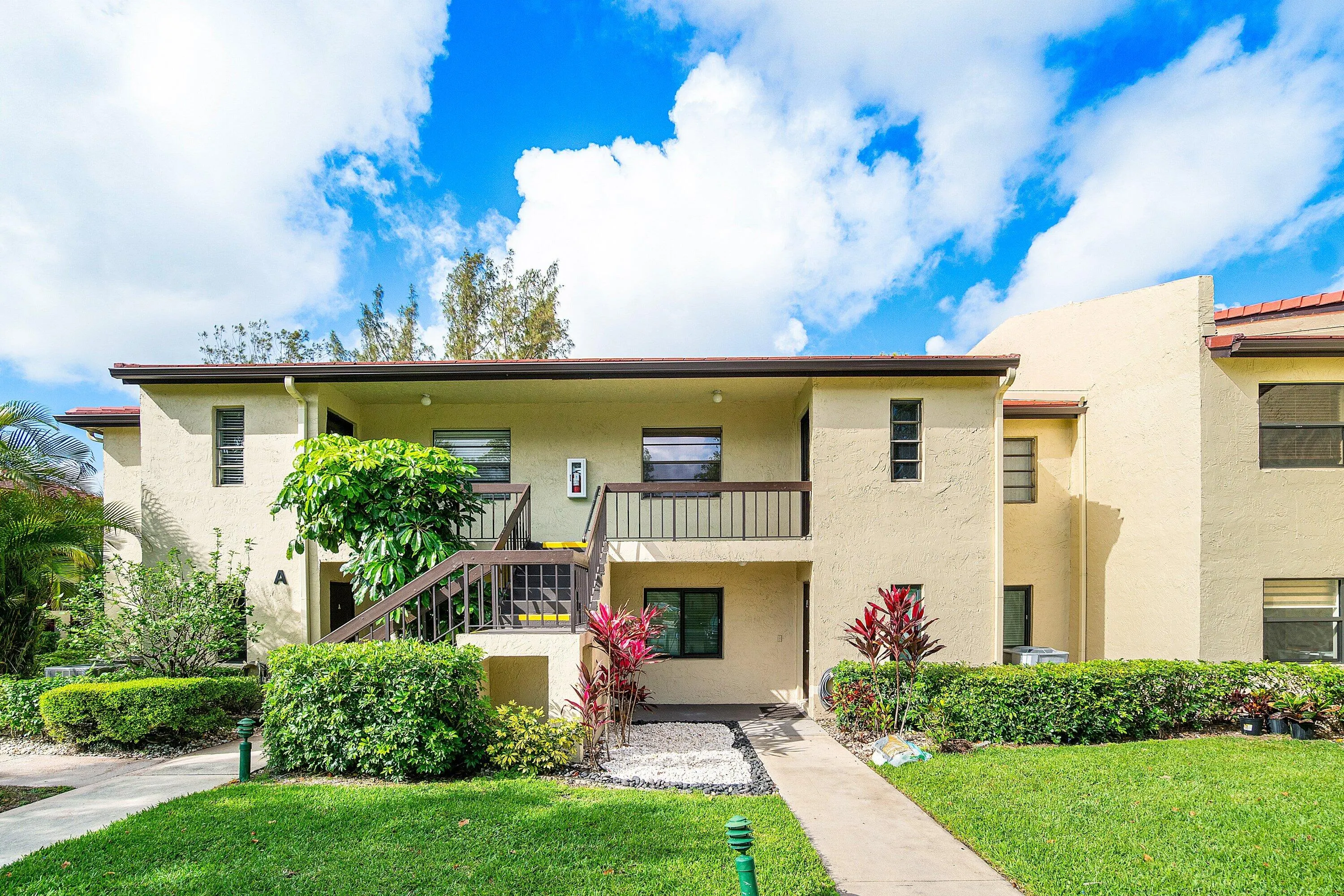 8320 CASA DEL LAGO #D