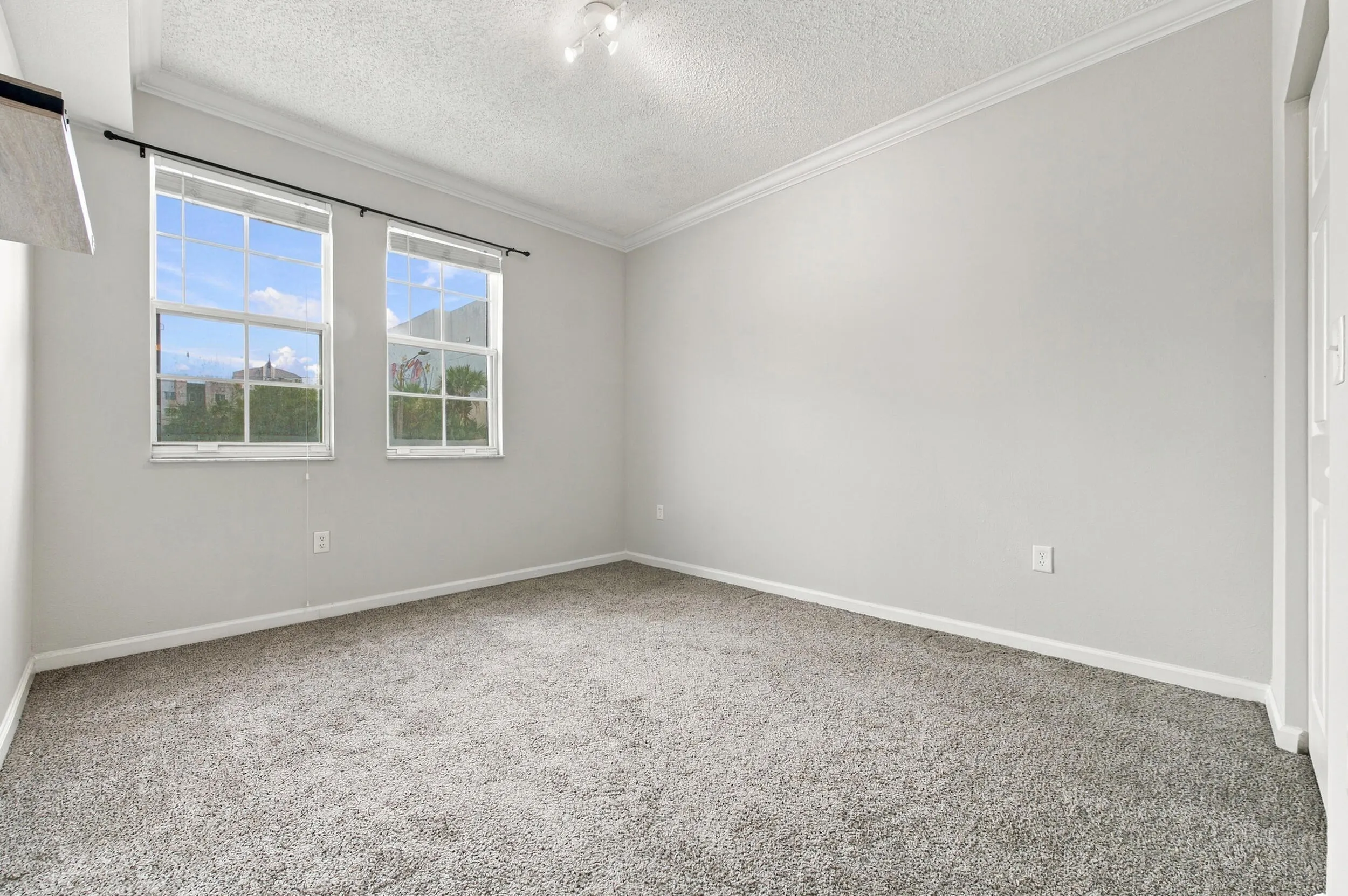 533 NE 3RD Avenue #202