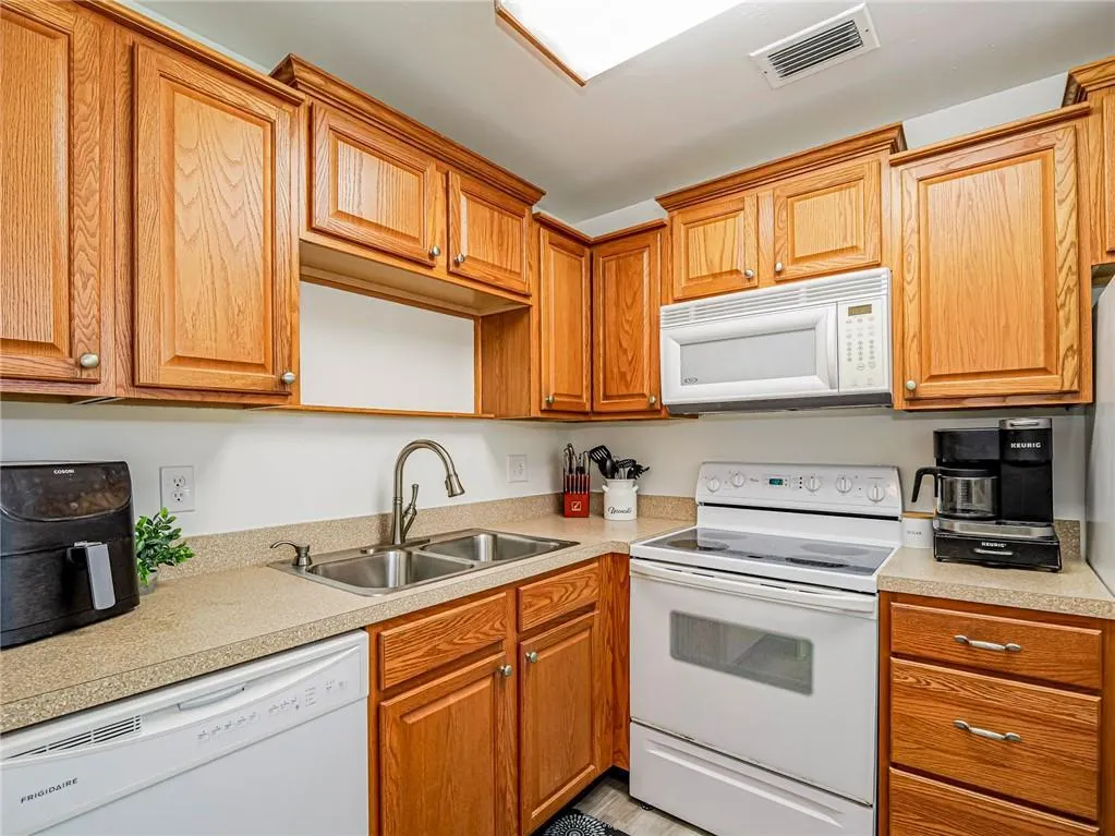 73 ROYAL OAK Court #206
