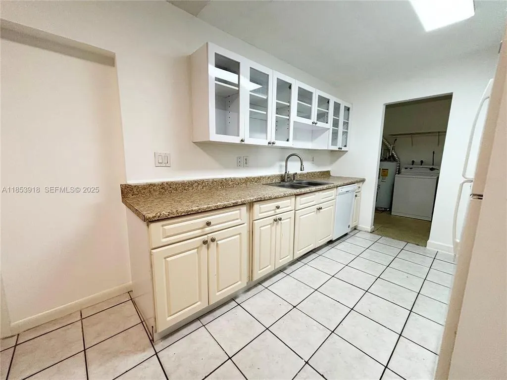 560 SW 50TH Terrace