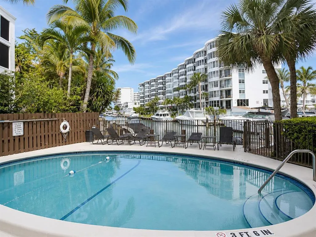 4800 BAYVIEW Drive #306