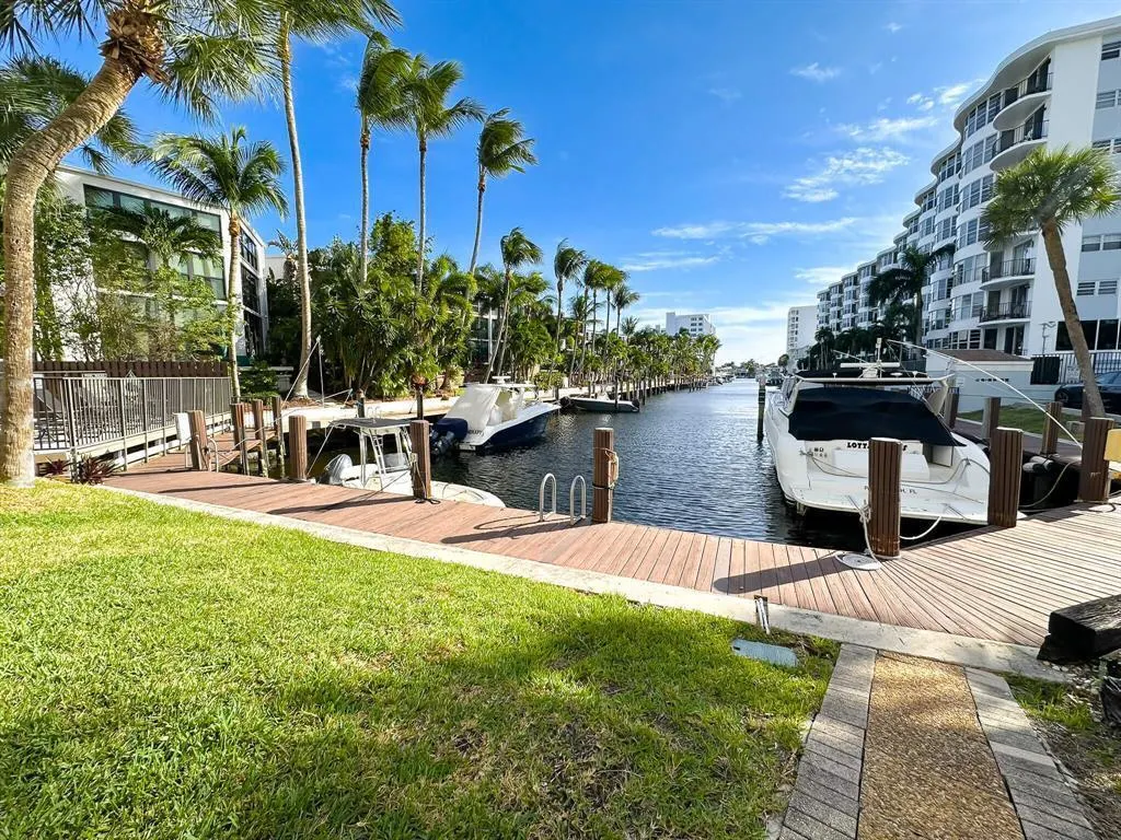 4800 BAYVIEW Drive #306
